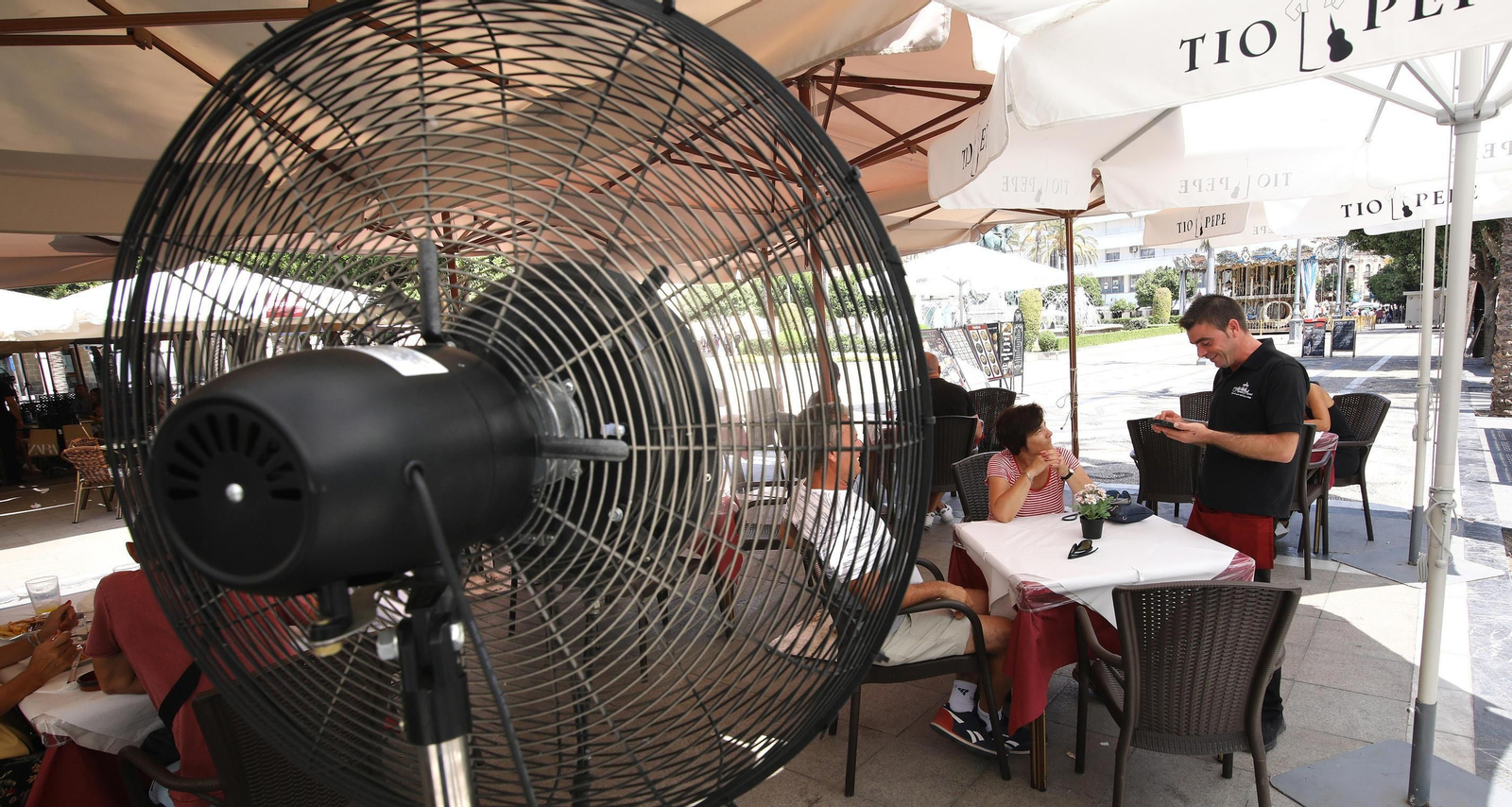 Un ventilador en una terraza de un bar de Jerez.