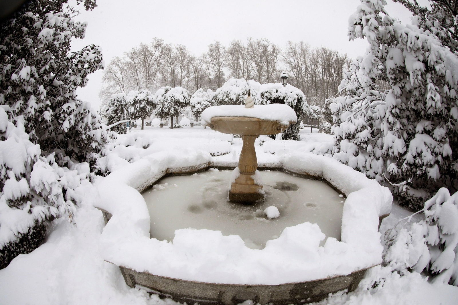 El segundo día del temporal 'Filomena' en imágenes: más nieve y caos