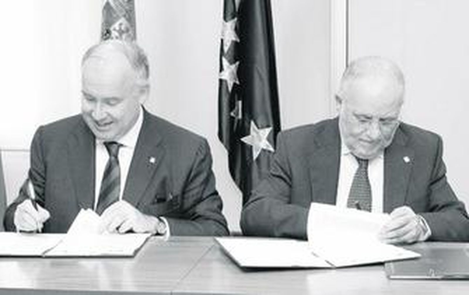 Los secretarios de Estado firman el acuerdo, en una imagen del pasado 28 de abril.