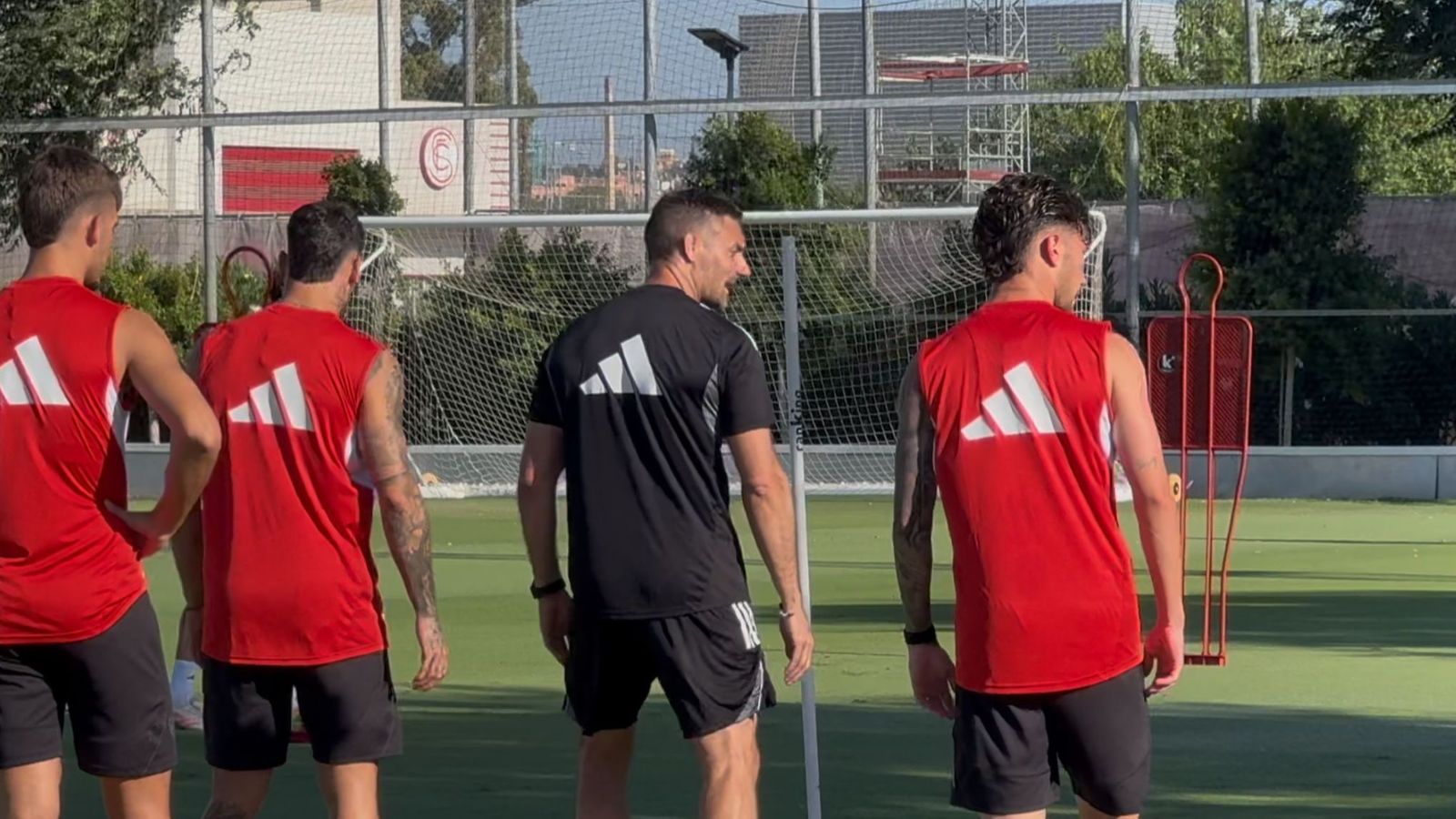 Guido Bonini junto a los jugadores del Sevilla FC durante un entrenamiento