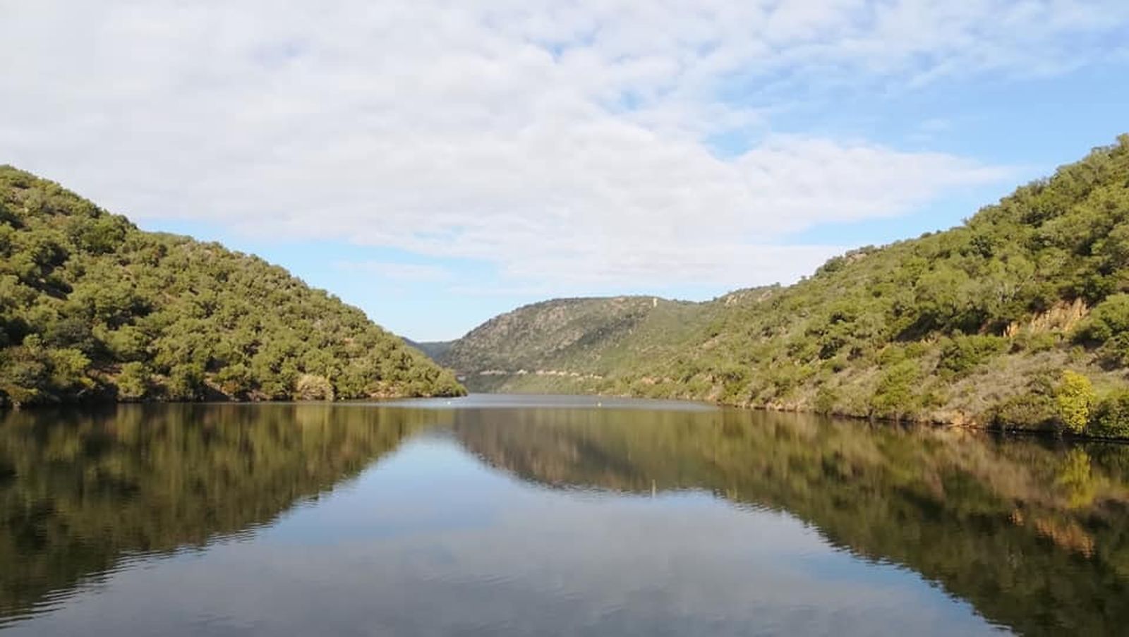 La llegada del nuevo barco solar a Hornachuelos, en fotografías