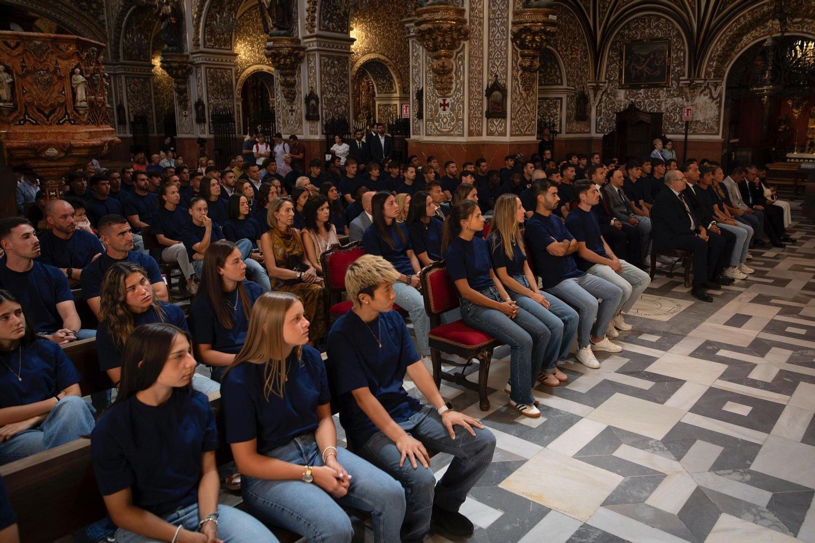 Las imágenes de la ofrenda del Granada CF a la Virgen de las Angustias