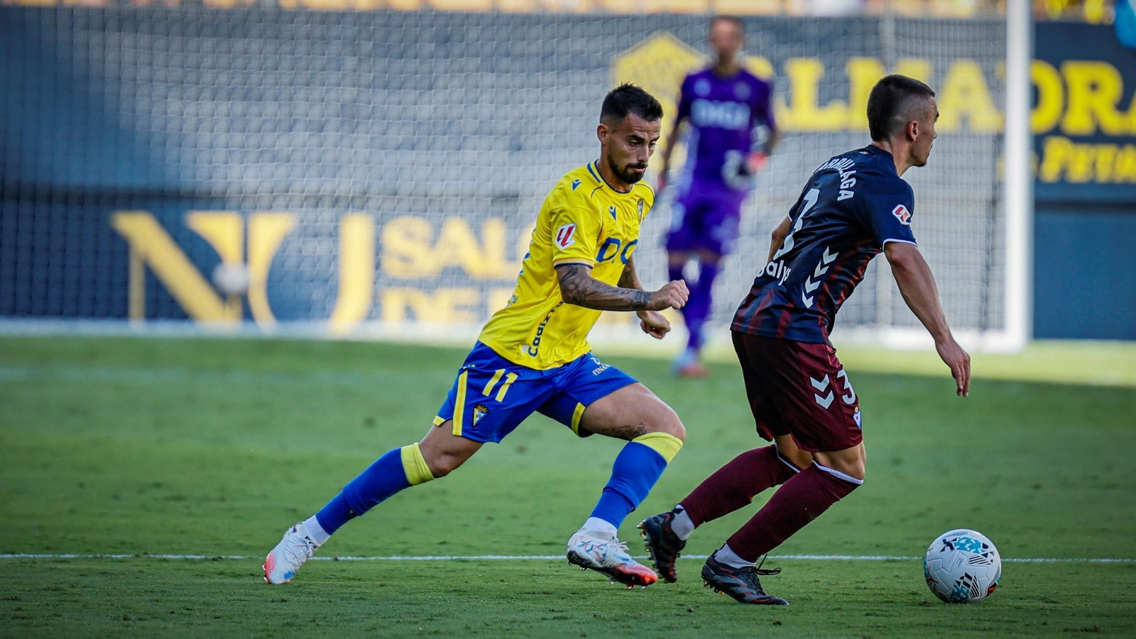 Suso lucha por el balón en el partido contra el Eibar.