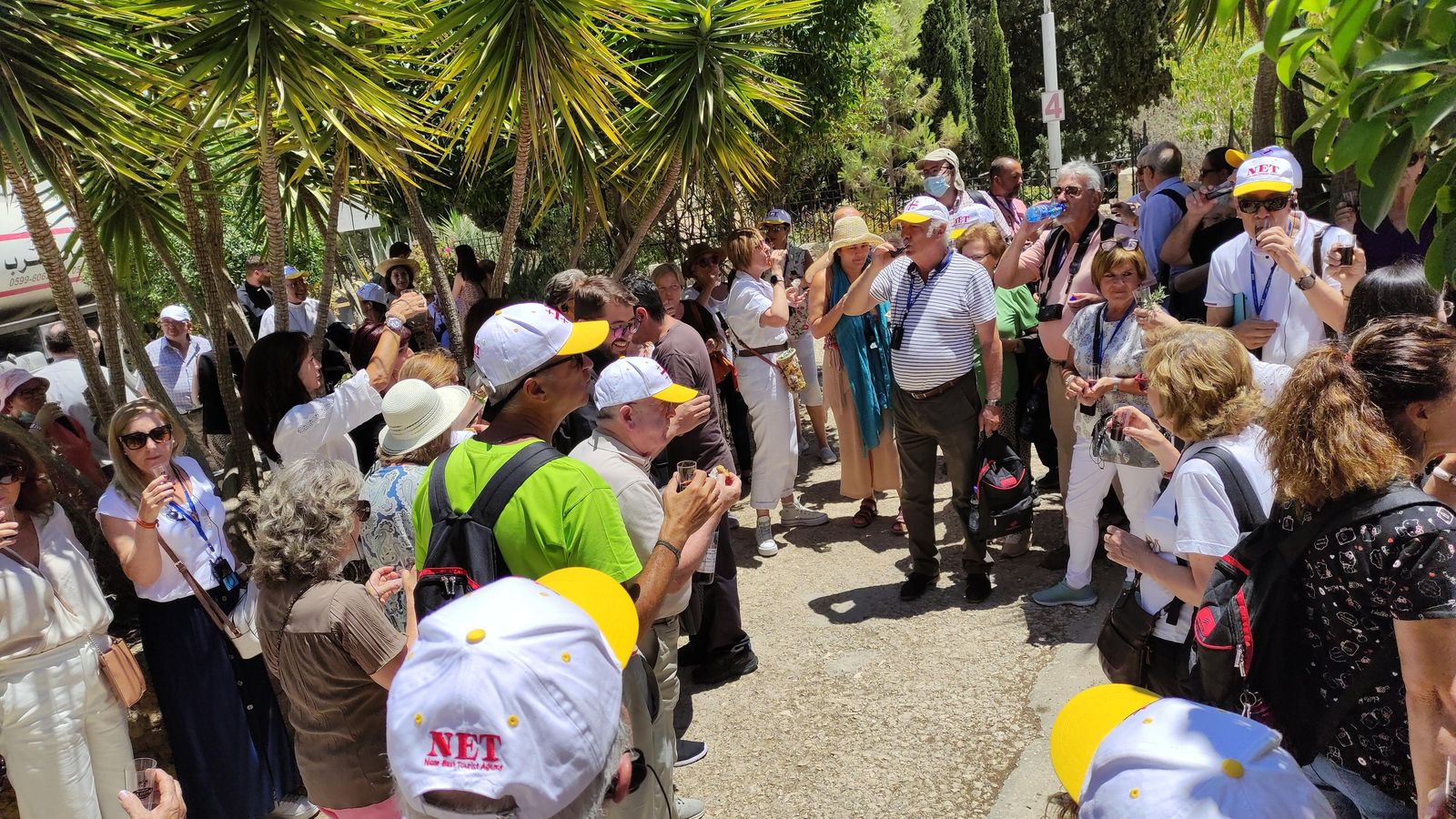 Los peregrinos celebran el Nacimiento de Jesús en el Campo de los Pastores con vino de Caná de Galilea y pasteles de los lugares santo.