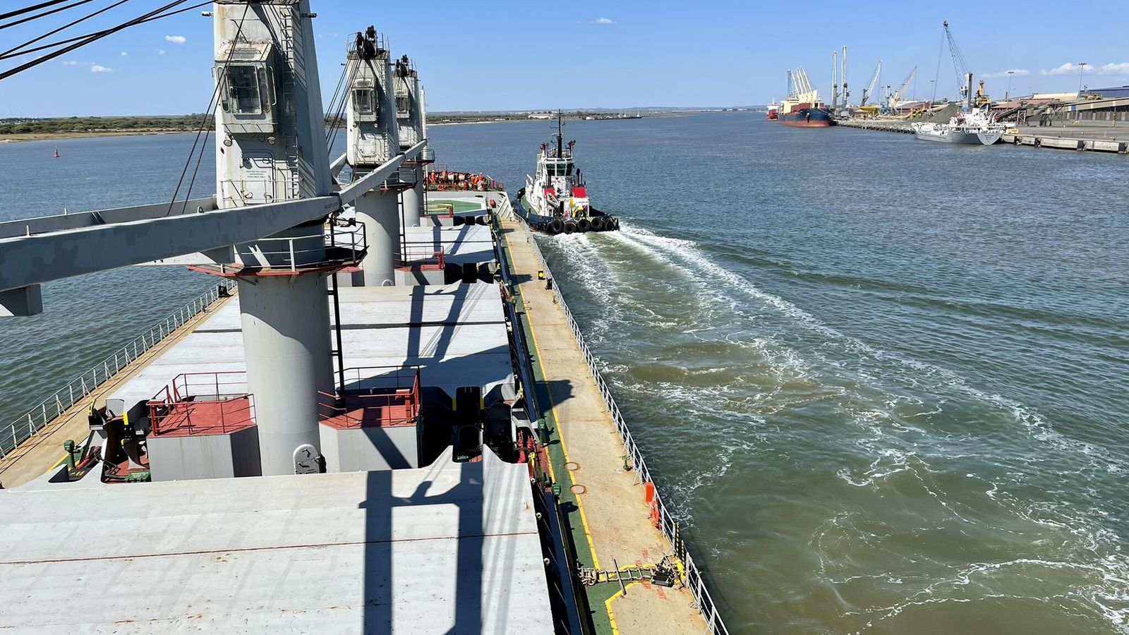 El buque 'B/C Fanaria' con las primeras 18.000 toneladas de trigo procedentes de Ucrania.