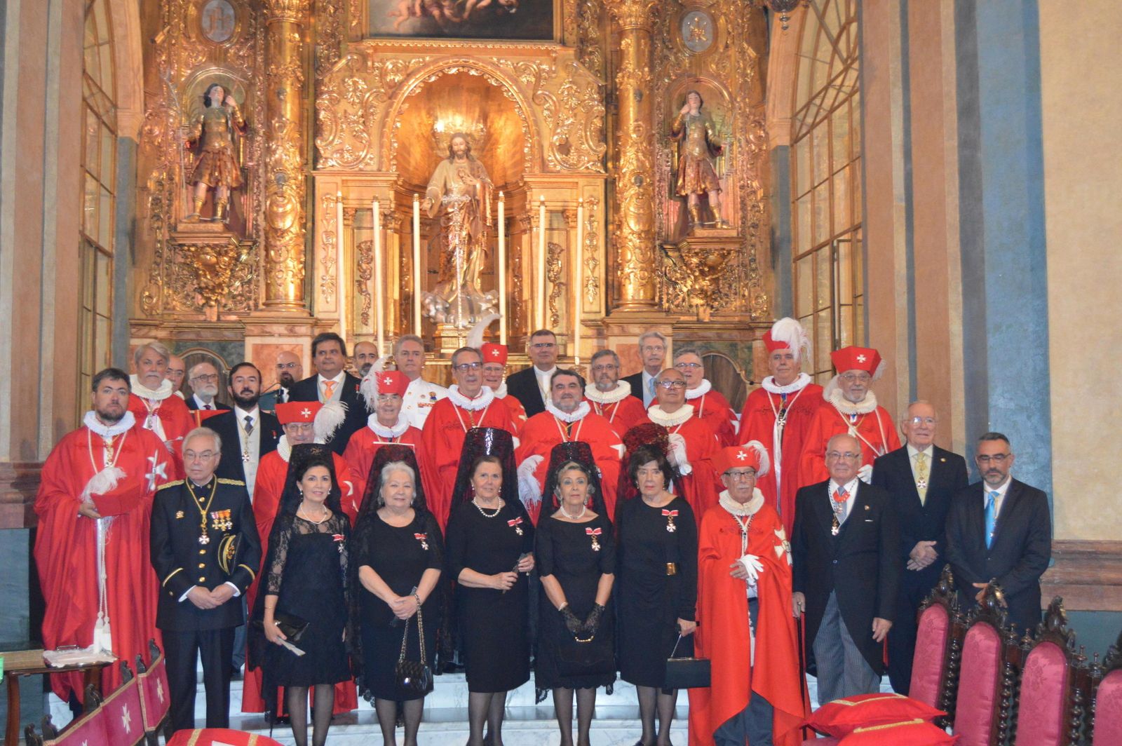 El grupo de Caballeros y Damas de la Orden de Caballeros Hospitarios de San Juan Bautista, tras finalizar la ceremonia, con motivo de la festividad de San Juan en el Oratorio de San Felipe Neri en Cádiz.