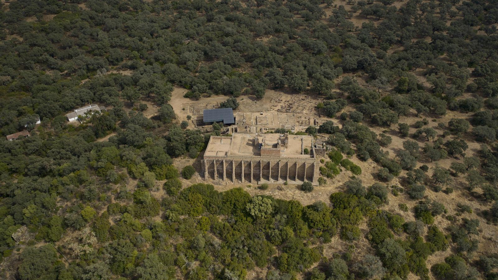 Munigua, en las primeras estribaciones de la Sierra Morena sevillana.