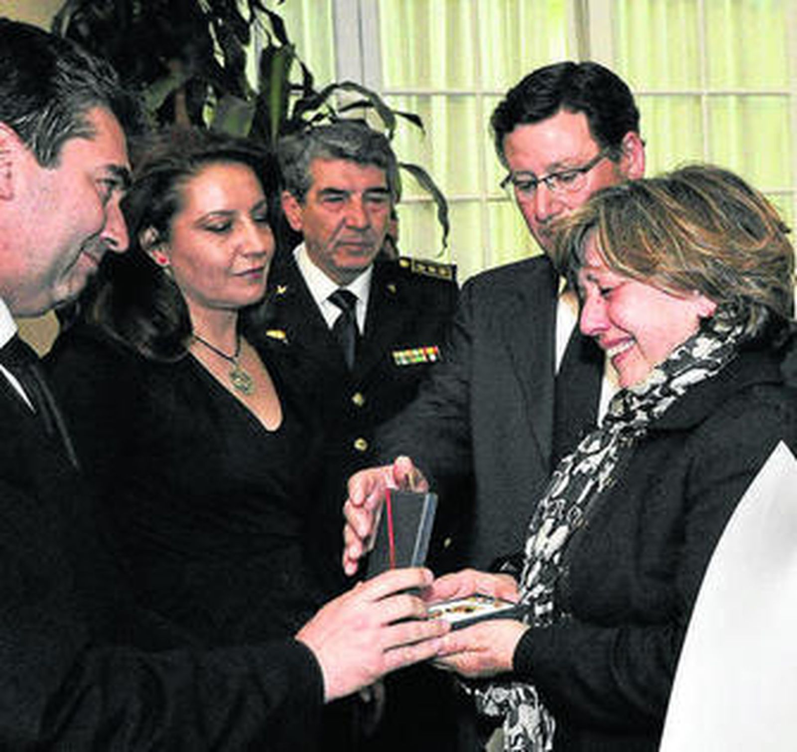 Ignacio Cosidó entrega la cruz a la madre del fallecido.