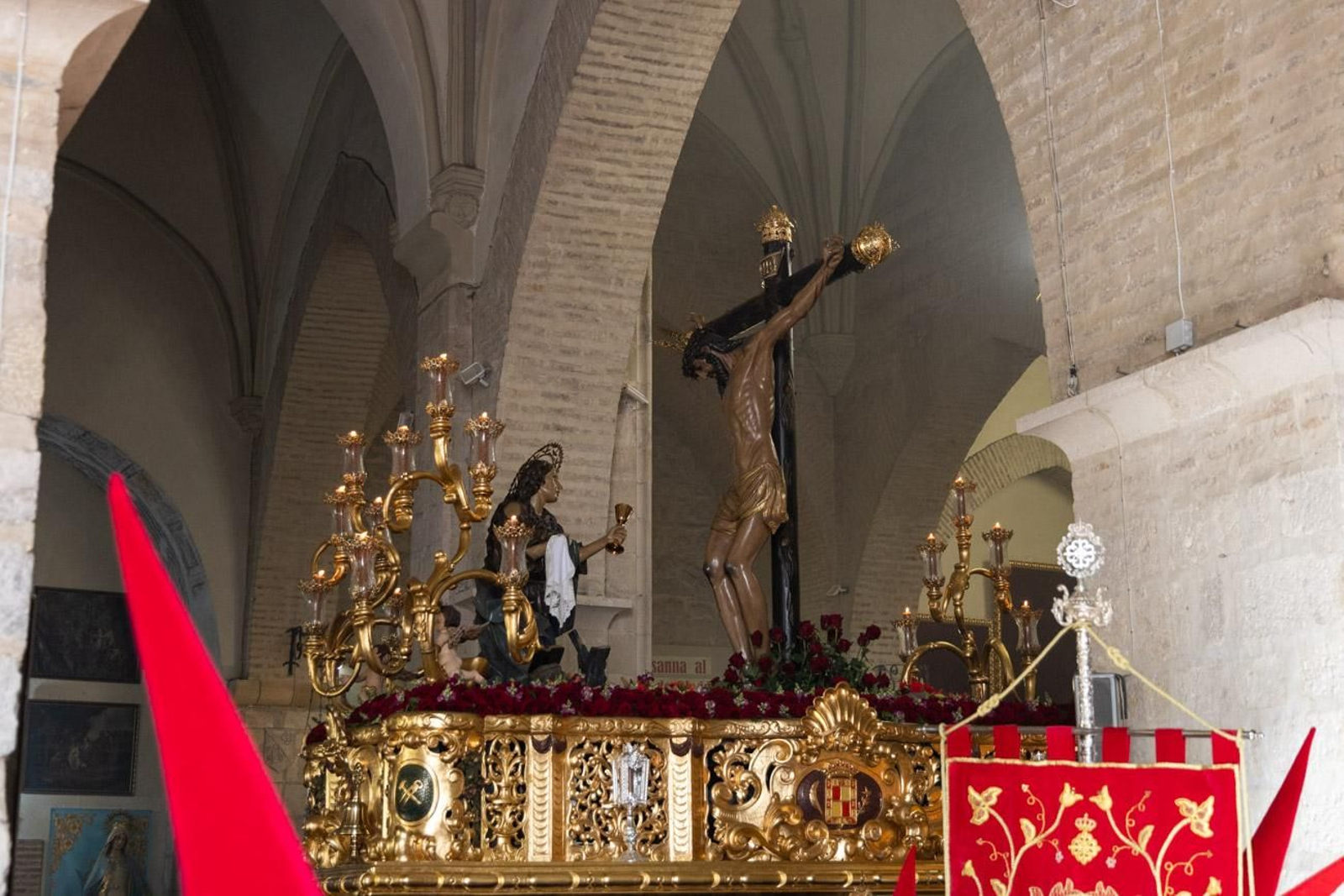 La temida lluvia impide el desarrollo normal de este Martes Santo