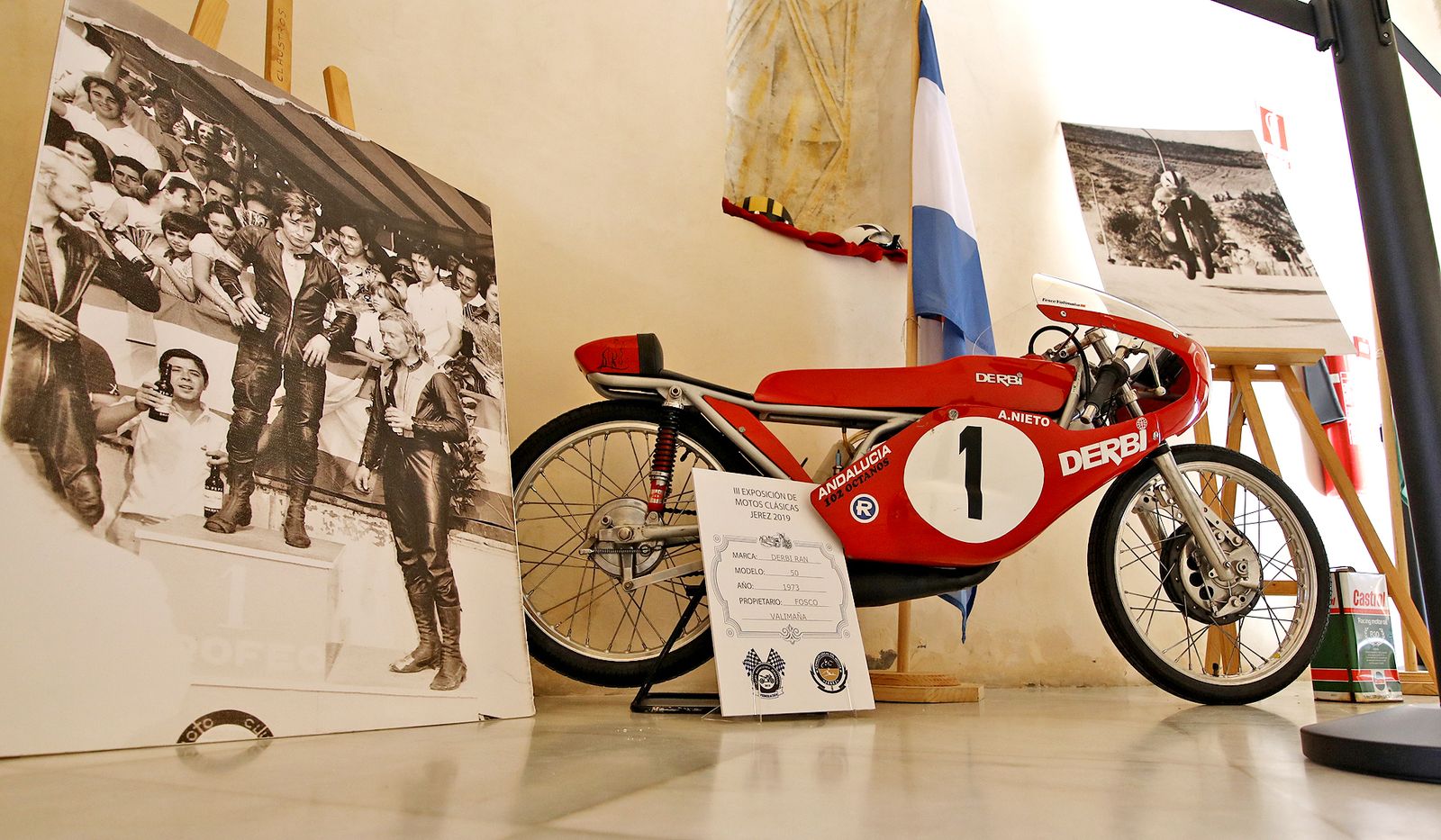 Imágenes de la ' Exposición de Motos Clásicas' en los Claustros