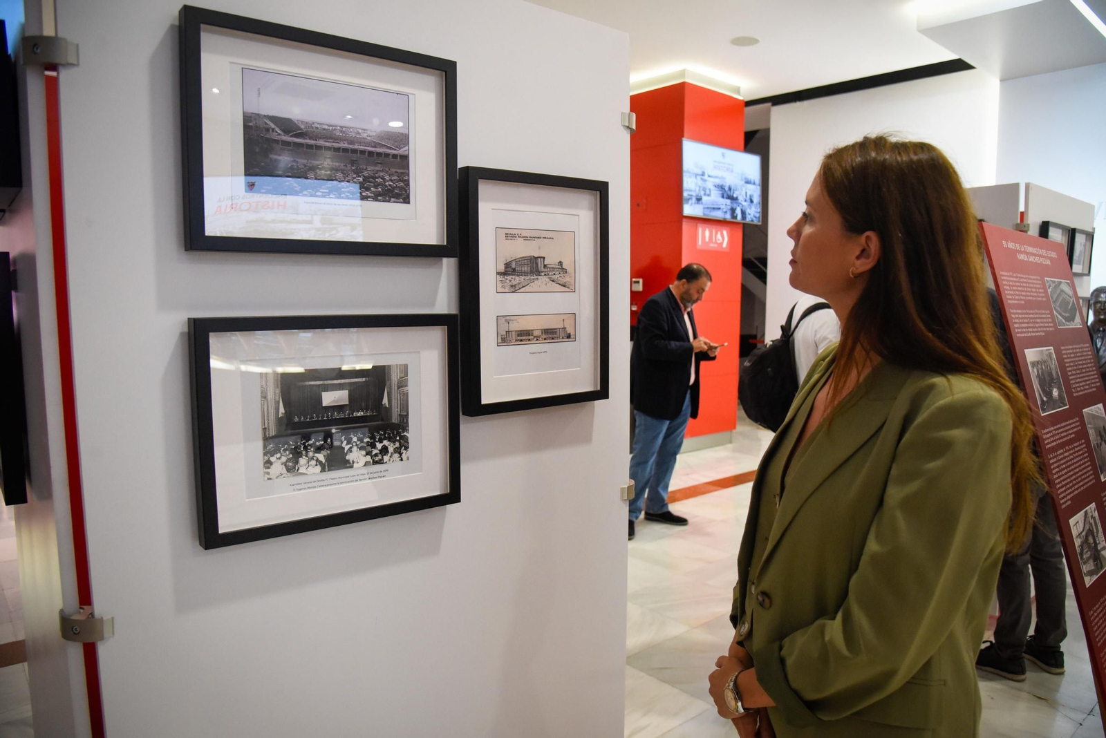 La exposición del 50º aniversario del cerramiento del estadio Ramón Sánchez-Pizjuán