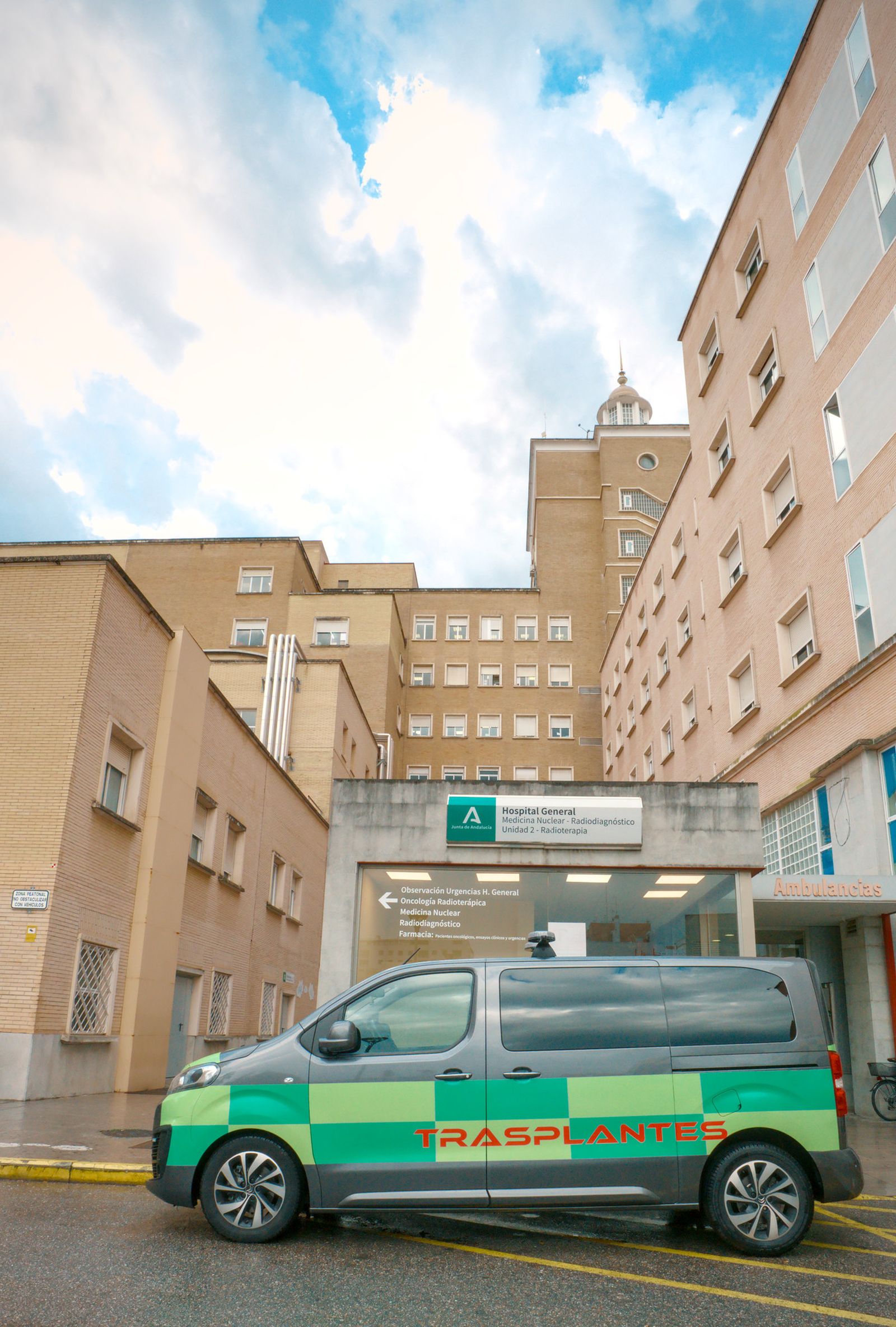 La furgoneta para el traslado de órganos para trasplantes en el área hospitalaria del Virgen del Rocío.