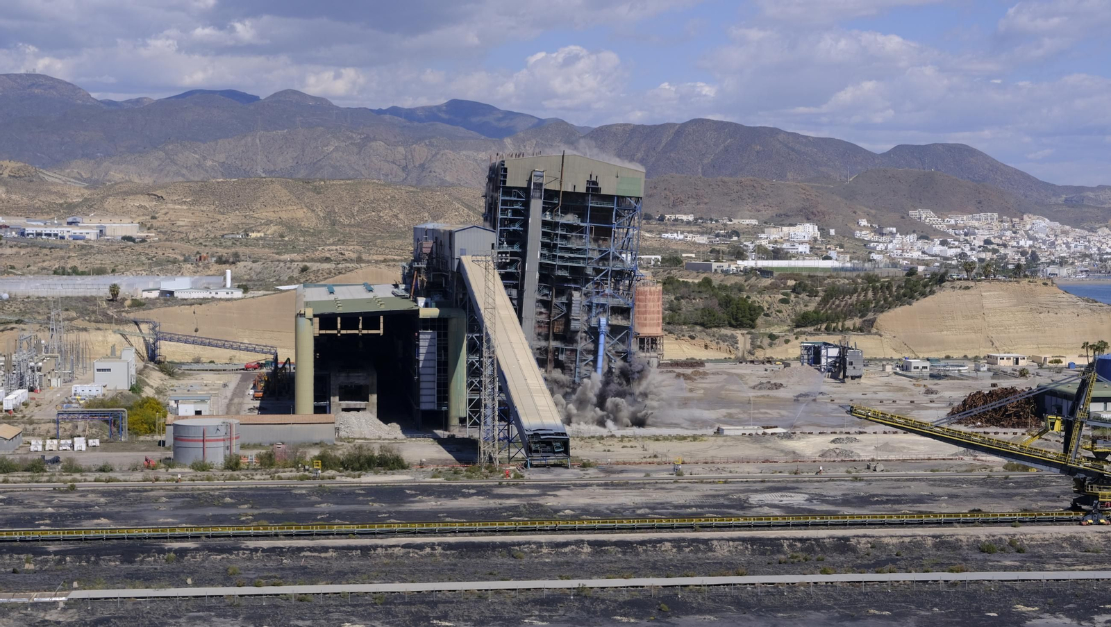La voladura-demolición de la central térmica de Endesa en Carboneras, en imágenes