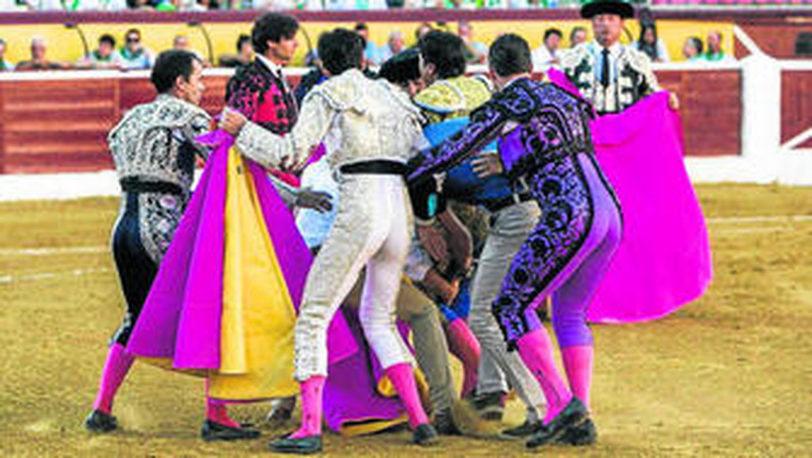 Francisco Rivera Ordóñez es recogido por sus compañeros para trasladarlo a la enfermería de la plaza.