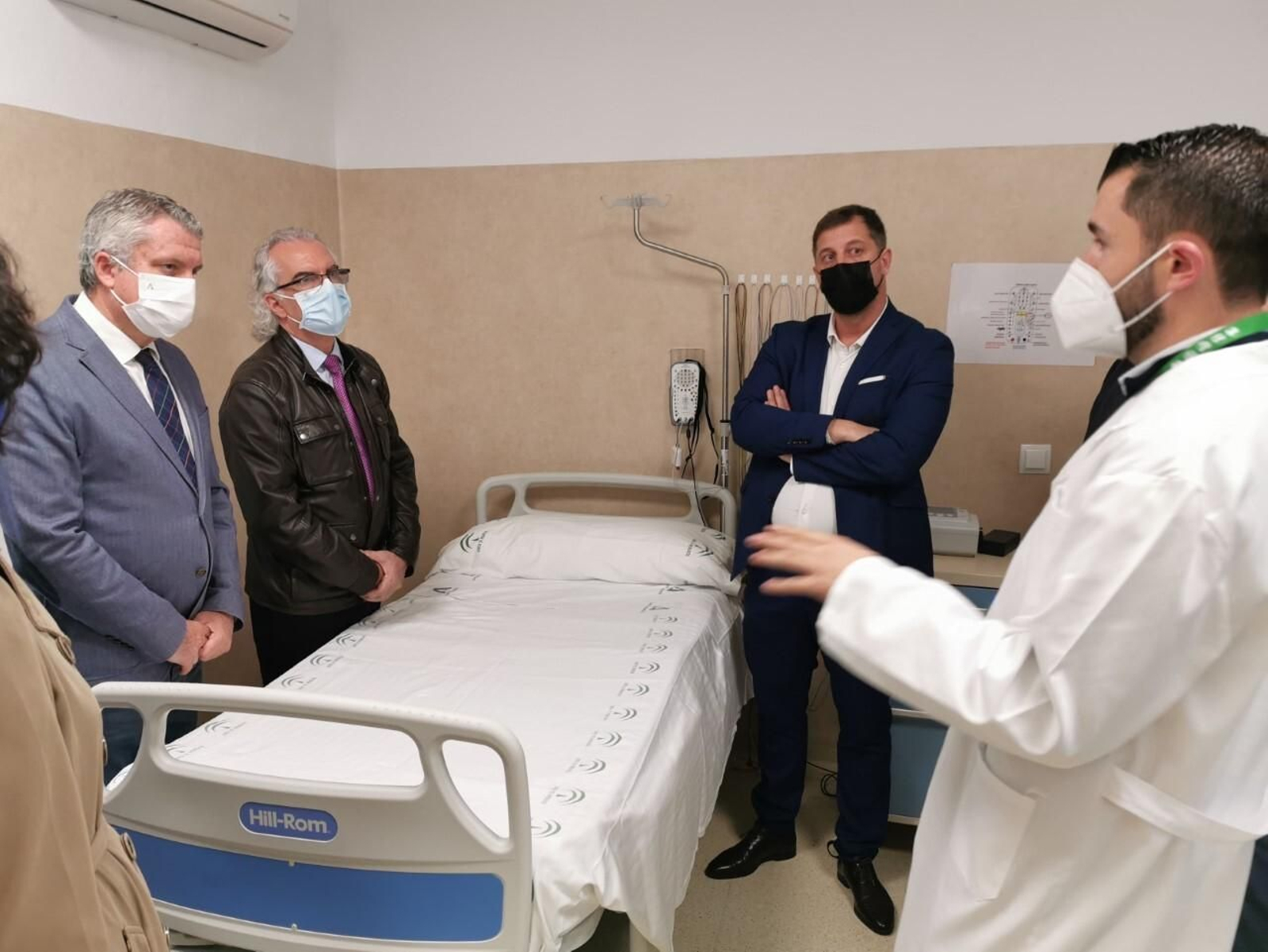 El delegado de Salud, Juan de la Cruz Belmonte, visita con el gerente de Torrecárdenas, Manuel Vida, una de las habitaciones donde se tratará a los pacientes en el CPE Bola Azul