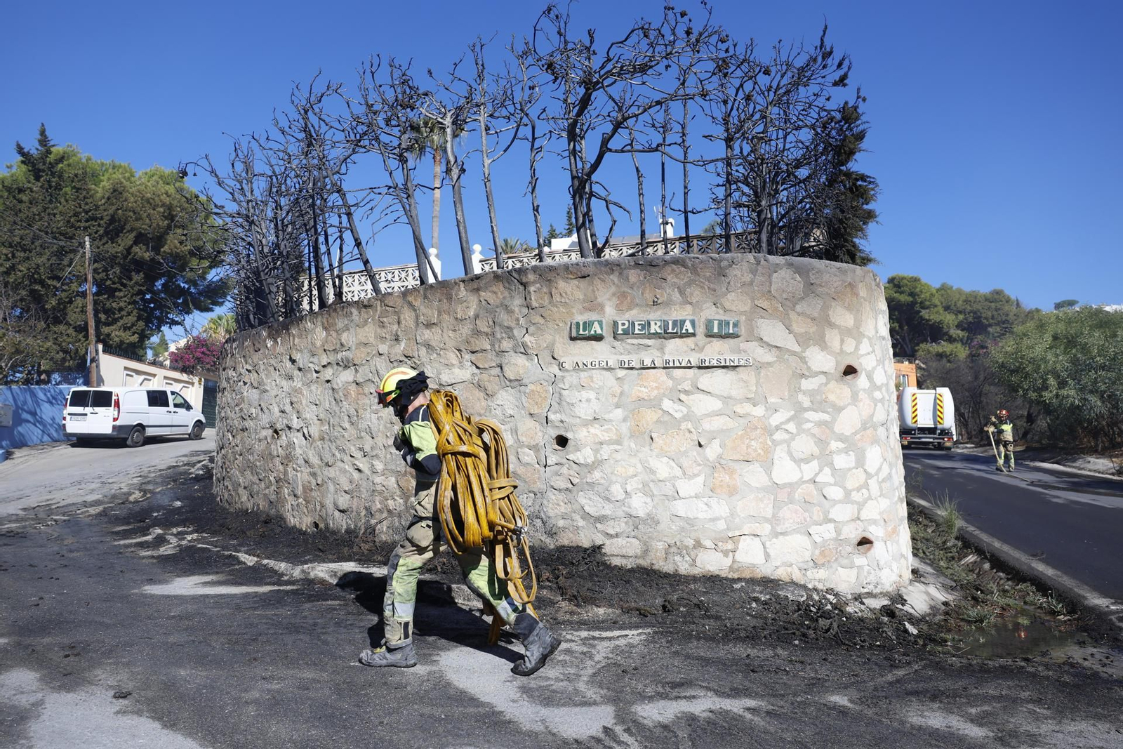 El incendio en Benalmádena que ha obligado a desalojar a un centenar de vecinos, en imágenes