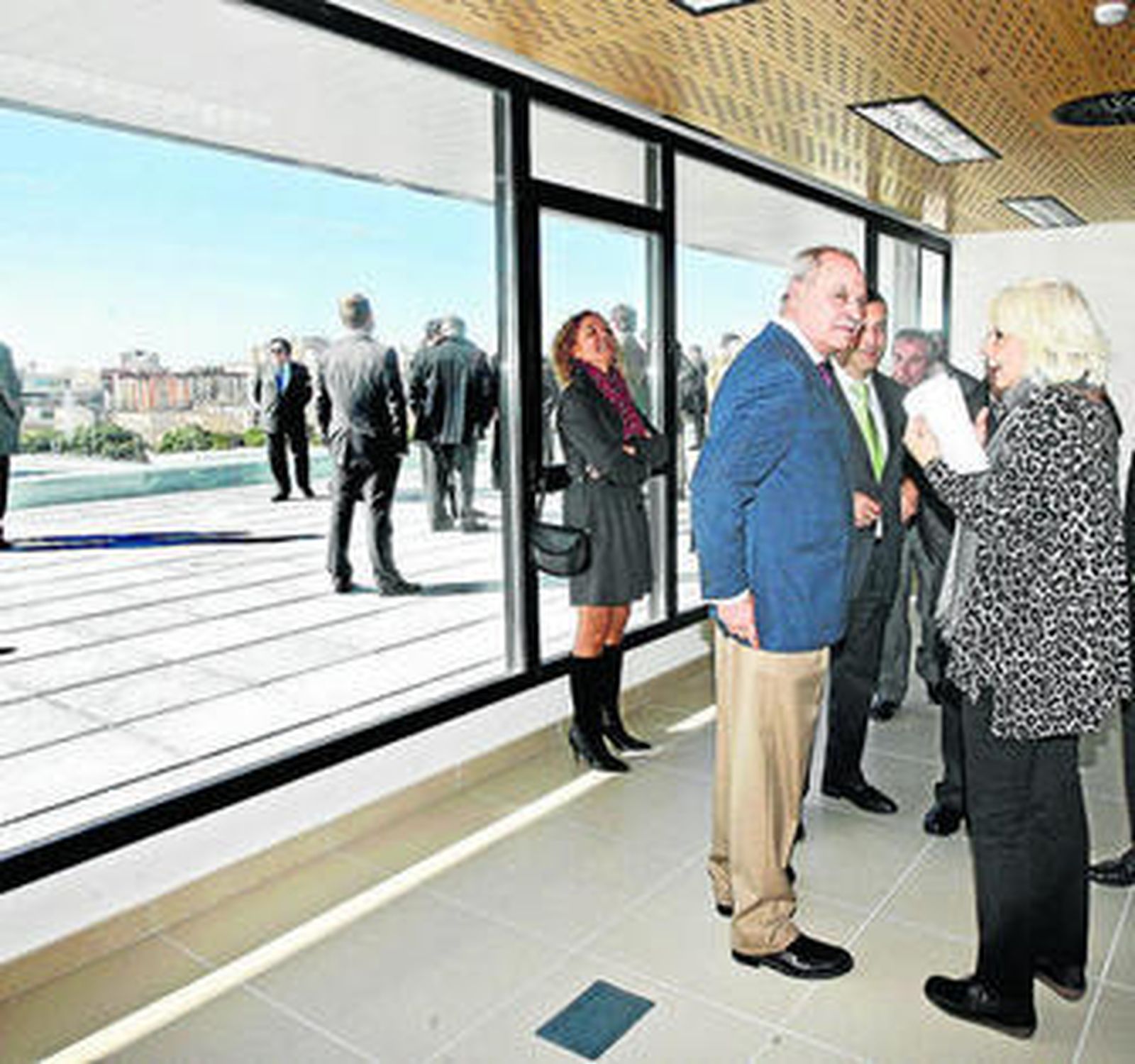 El ático del edificio tiene una gran cristalera.