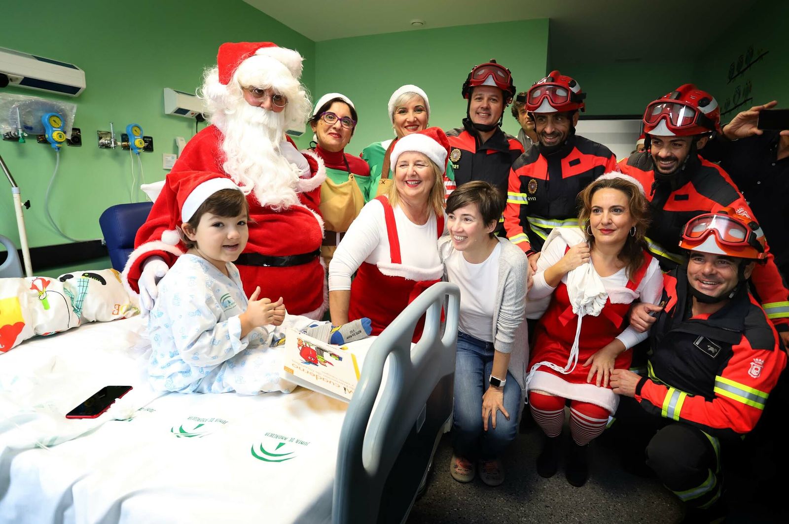 Imágenes de la visita de Papá Noel a los niños del hospital Juan Ramón Jiménez