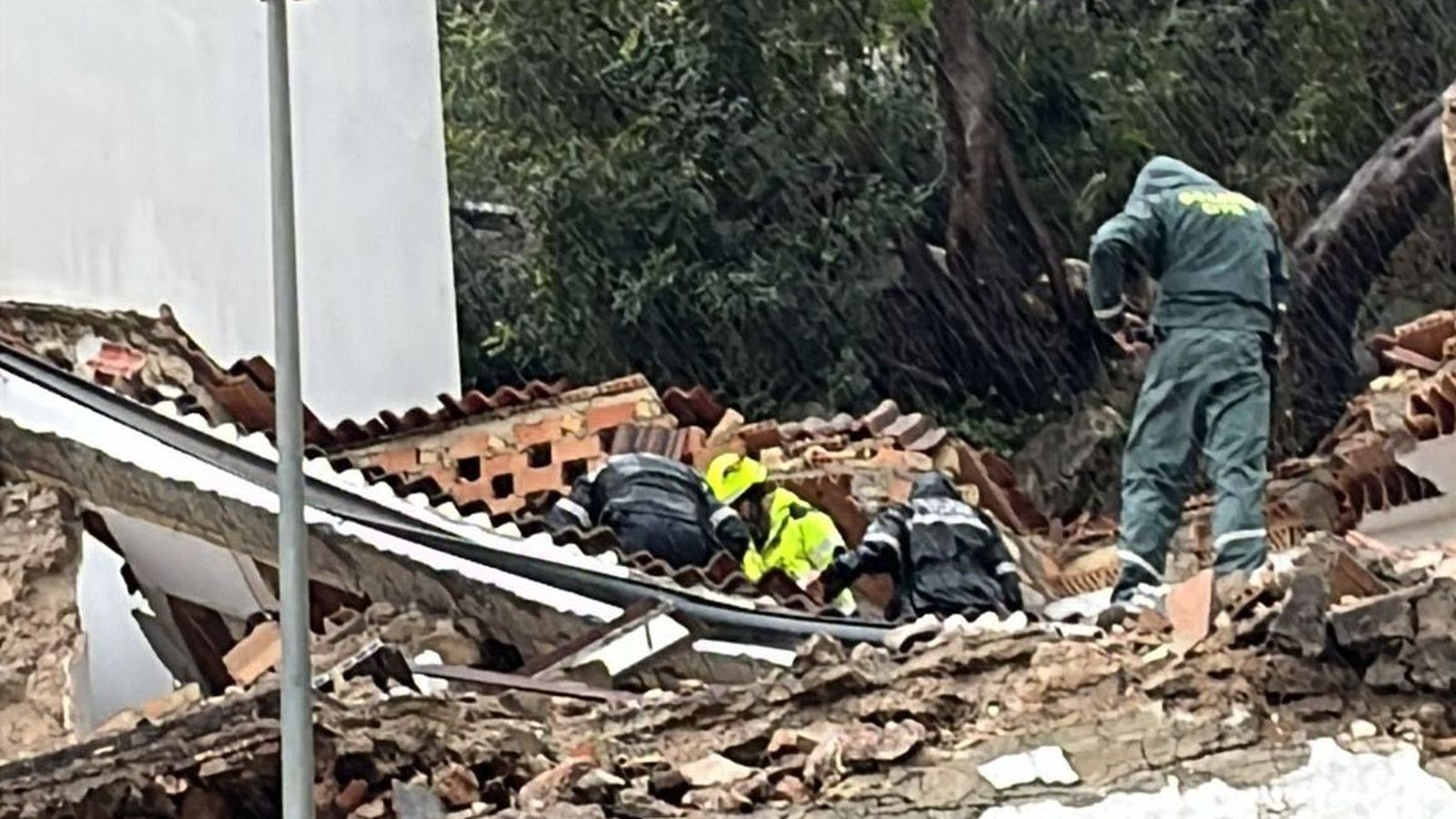 Efectivos en la casa colapsada.