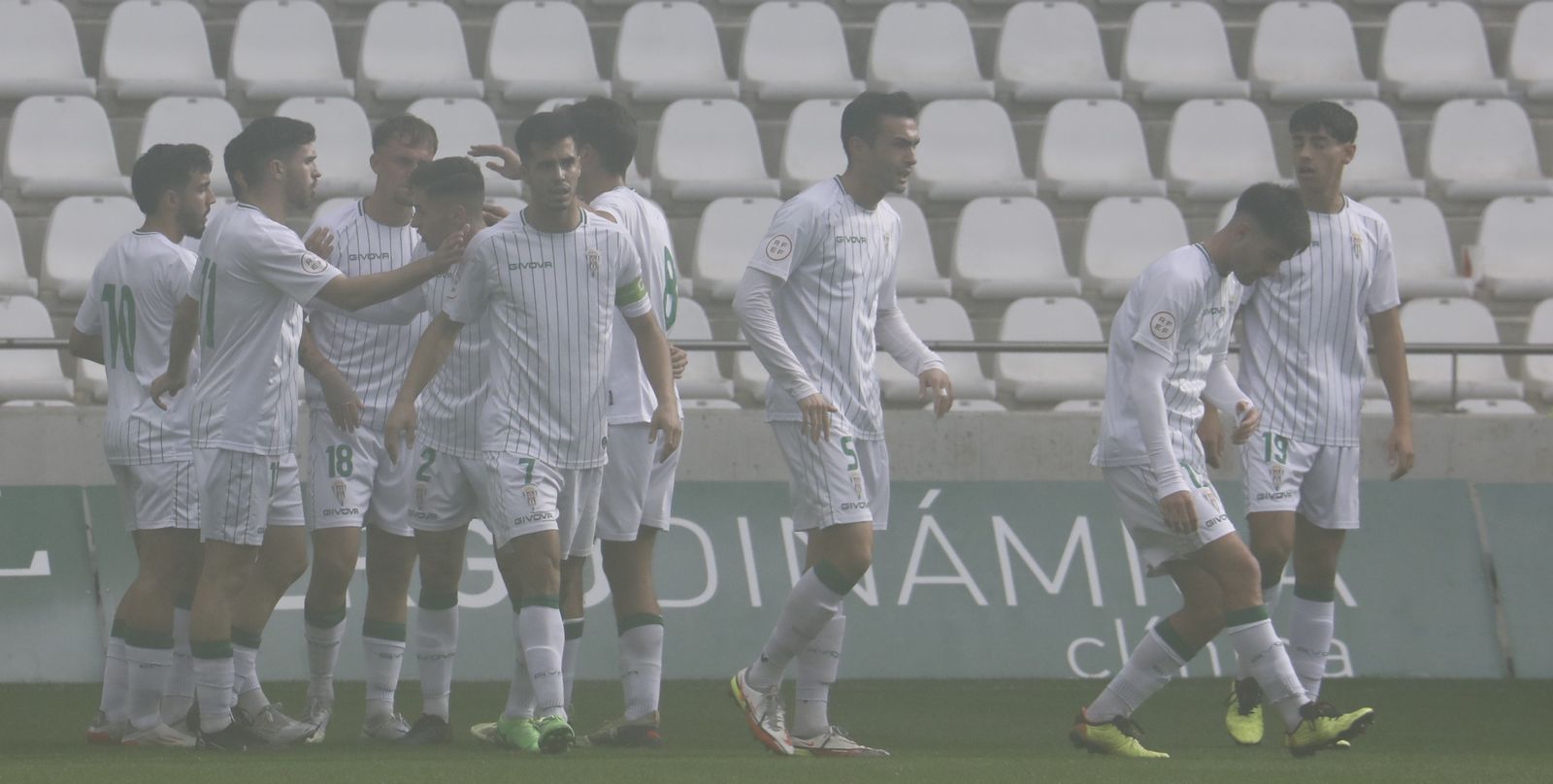 Los jugadores del Córdoba B celebran uno de los tres tantos de Juanma Bernal.