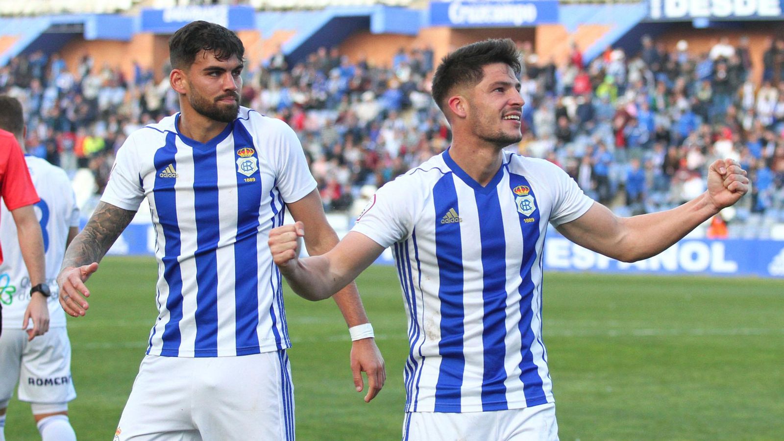 Caye Quintana celebra el gol con Israel Puerto a su espalda.