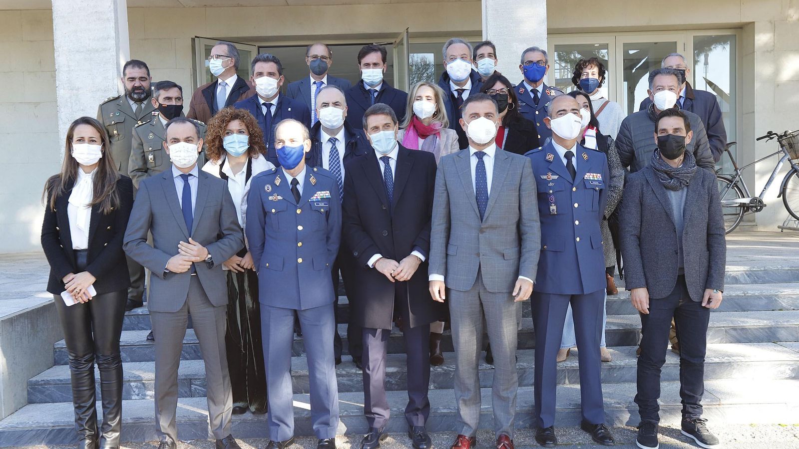 Las autoridades en la sede del Cedea en Moguer en la mañana de ayer.