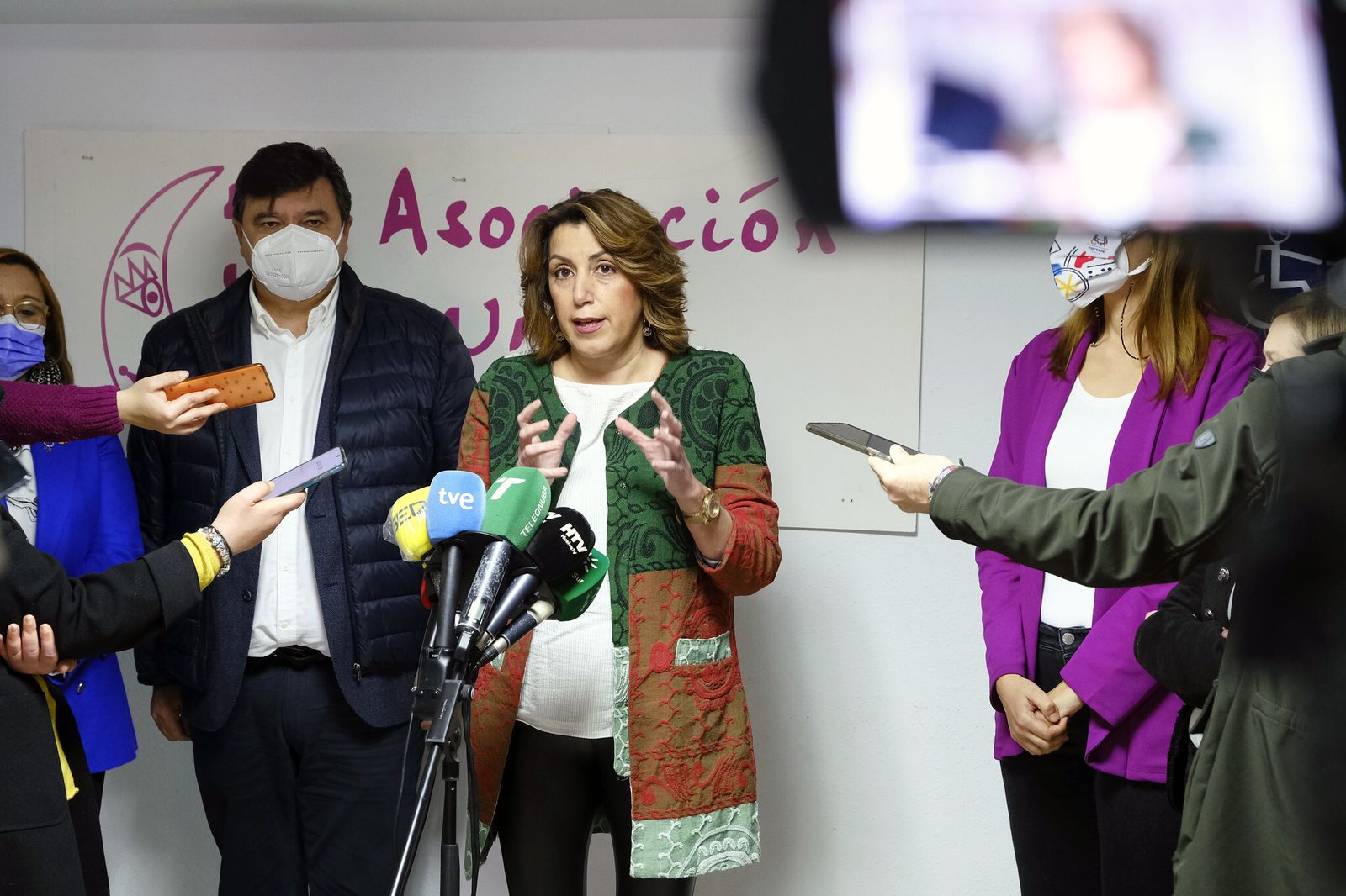 La secretaria general del PSOE-A, Susana Díaz, ante la prensa en la Asociación Luna.