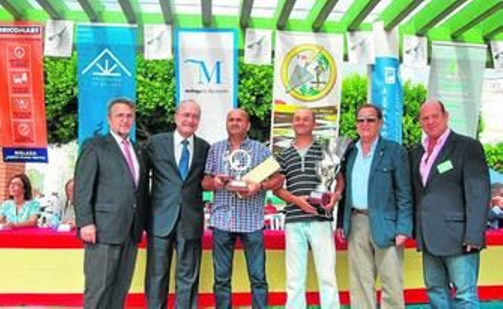 Ganadores del concurso junto a Diego Maldonado, Francisco de la Torre y representantes de la peña. Ganadores del concurso junto a Diego Maldonado, Francisco de la Torre y representantes de la peña.
