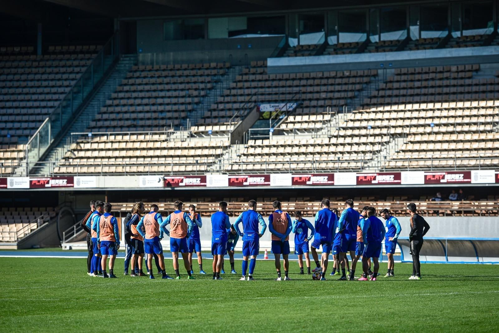 Los jugadores del Xerez CD conversan en el entrenamiento de este jueves en Chapín.