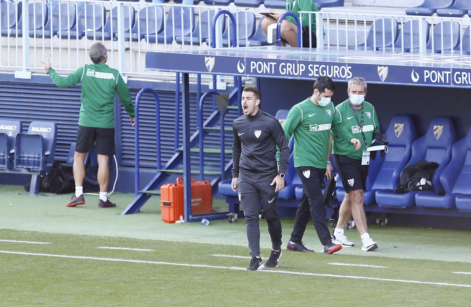 Manolo Sánchez da órdenes.