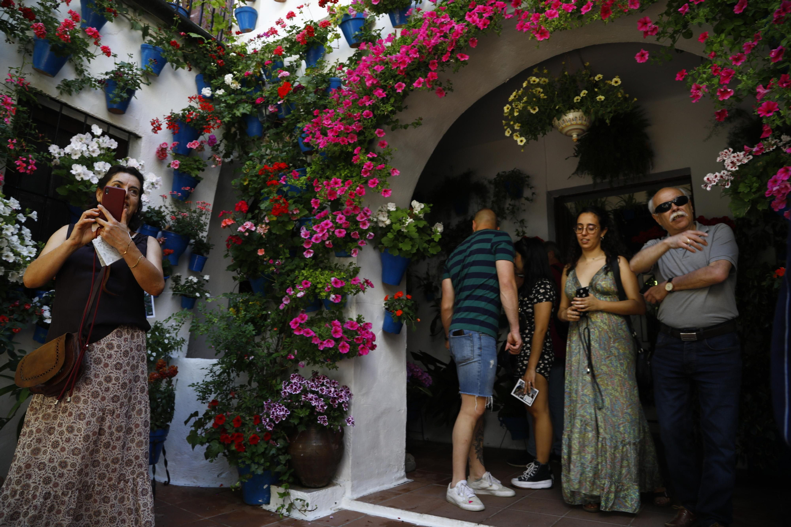 Los Patios de Córdoba se preparan para el fin de semana, en imágenes