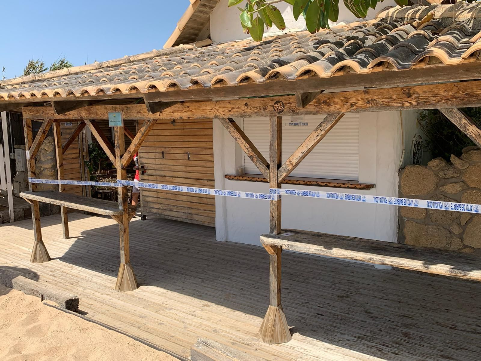 Imagen exterior del bar clausurado en Los Caños.