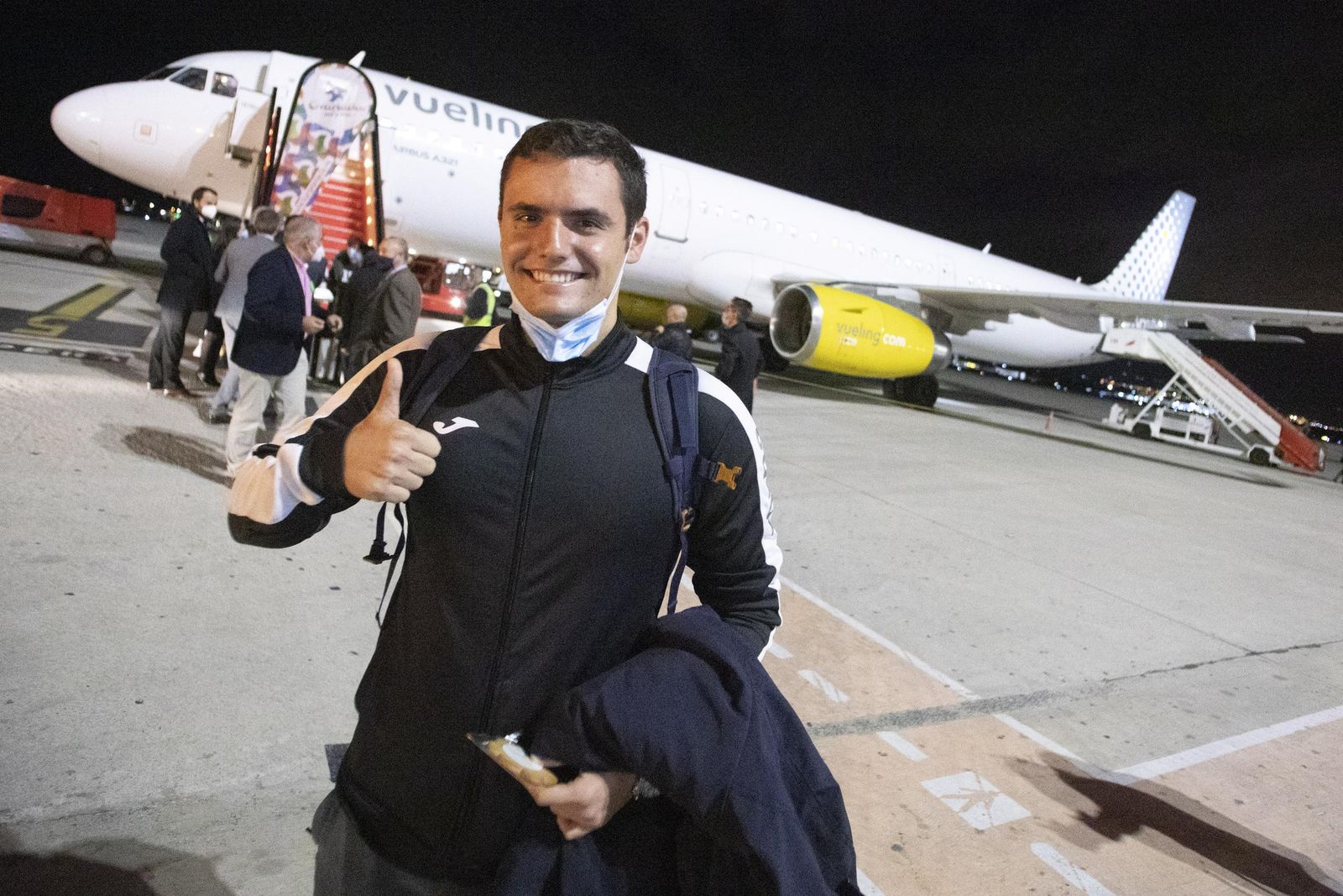 Alonso, estudiante granadino, feliz tras regresar de París, donde ha estudiado