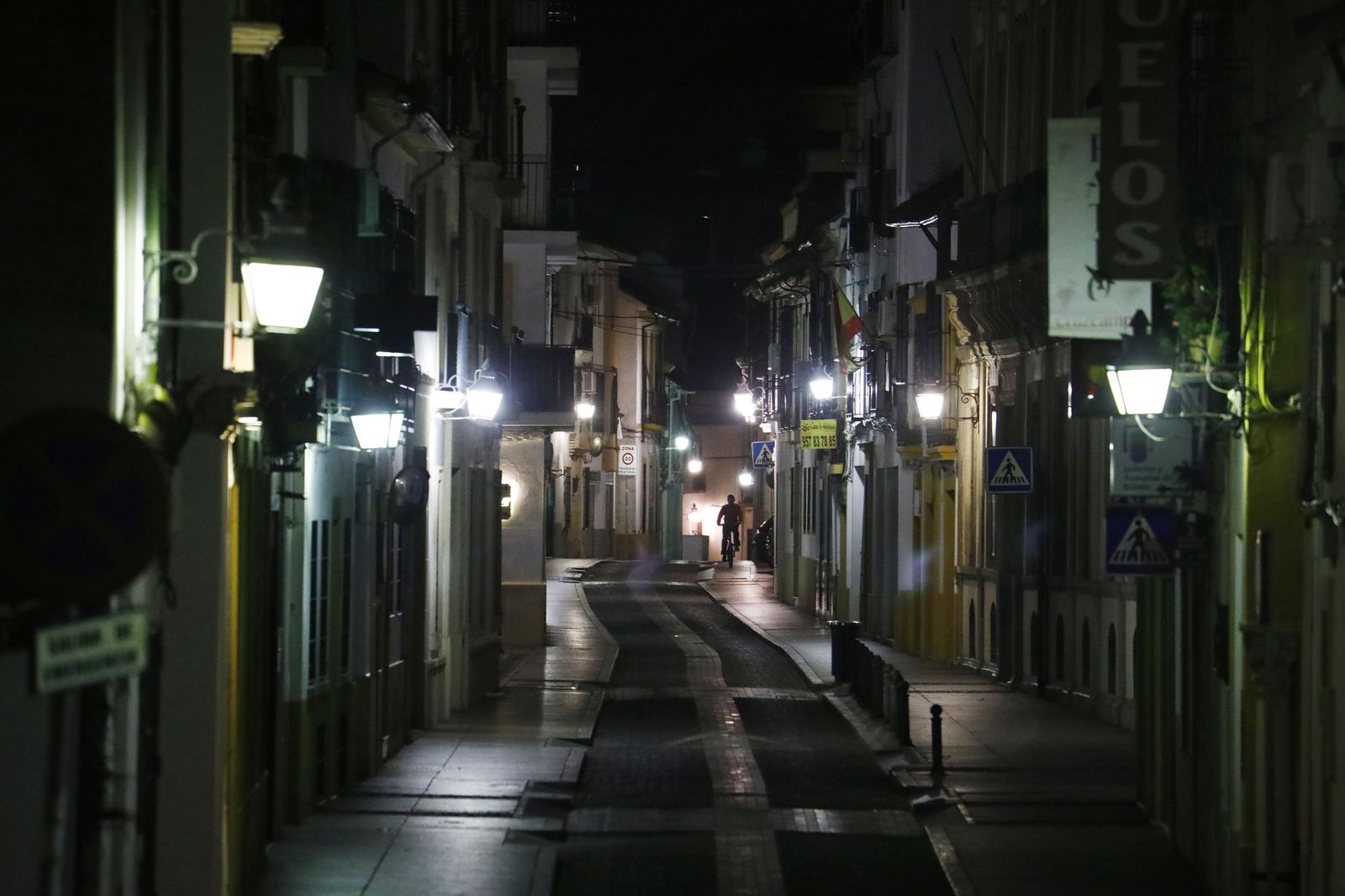 Fotografías: Un paseo por la solitaria Córdoba del toque de queda