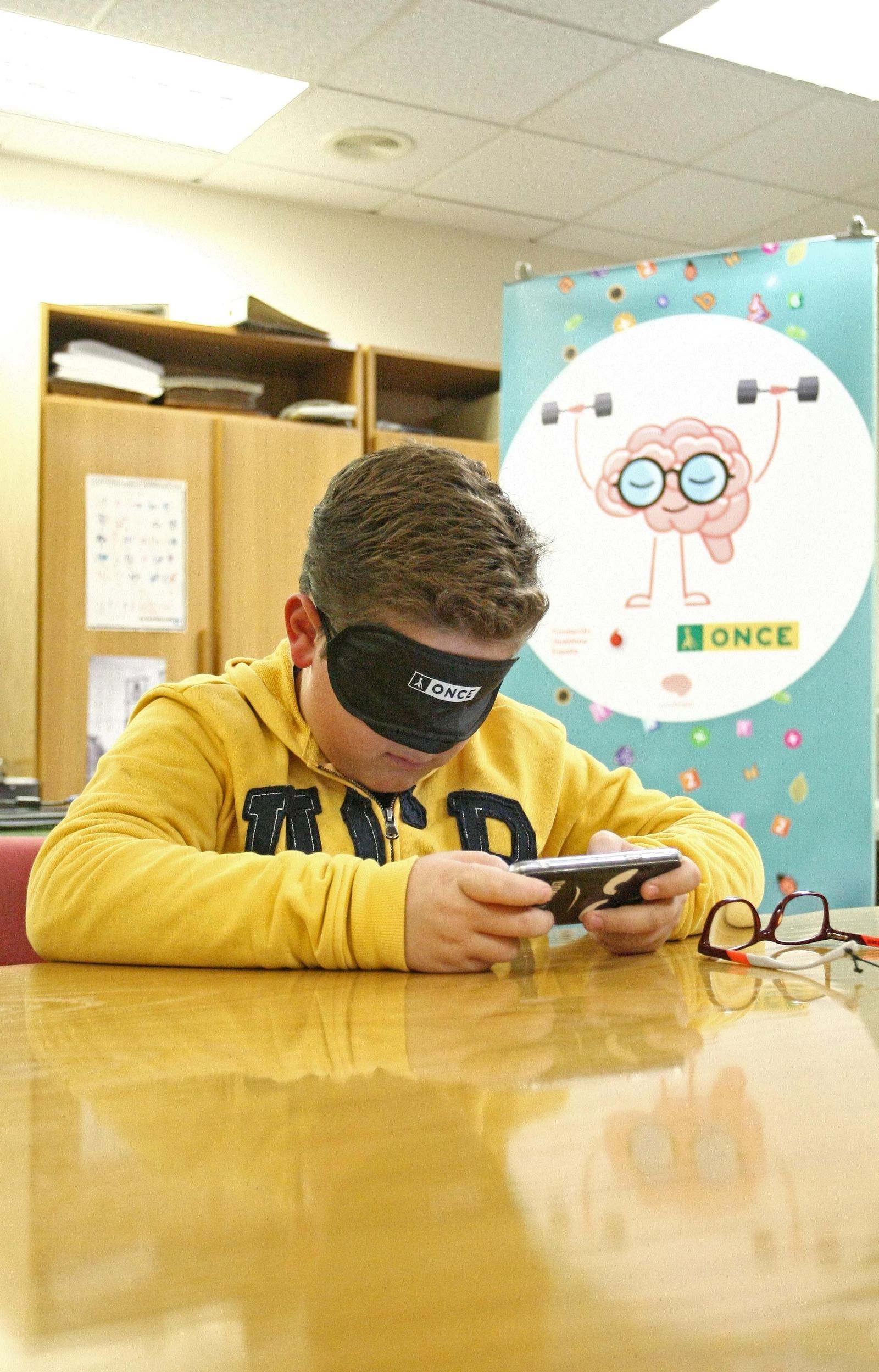 Un niño prueba uno de los juegos de la ONCE presentados ayer.