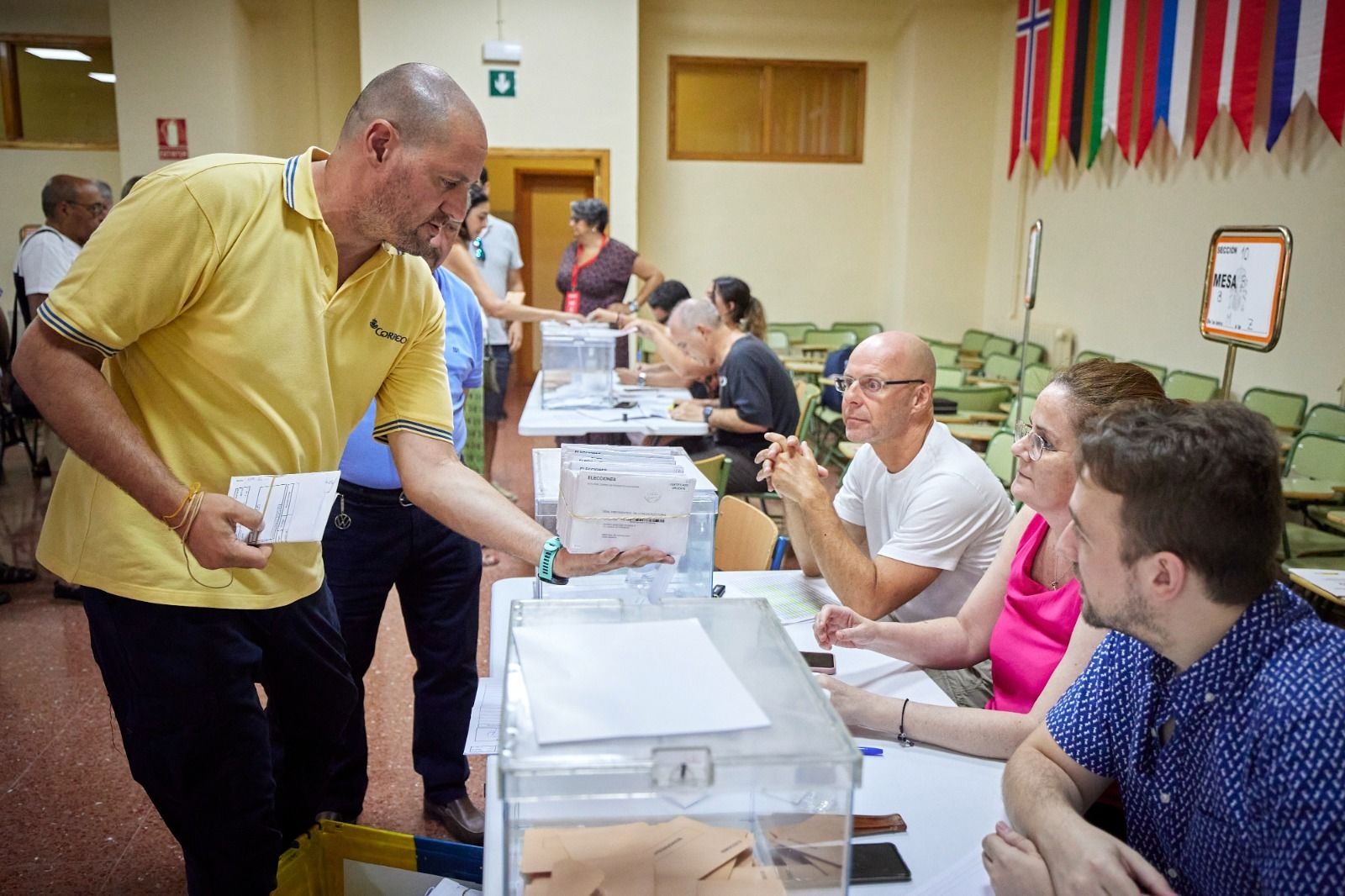 Fotos: Así están siendo las colas en los colegios electorales de Granada