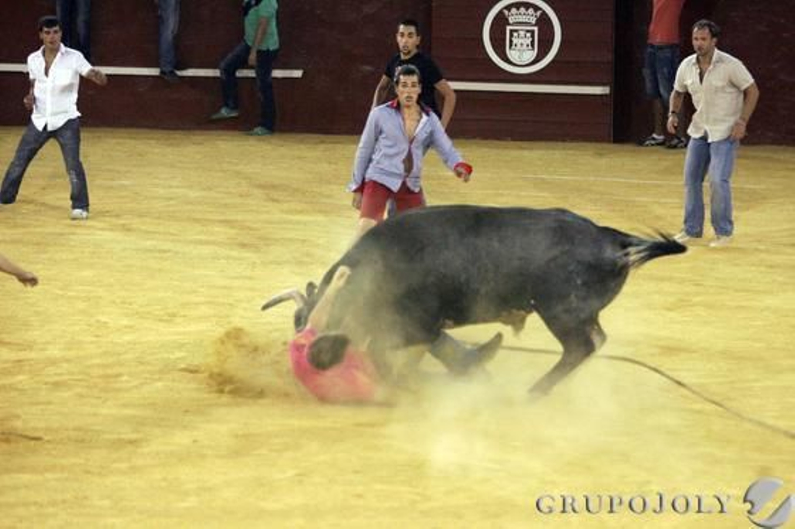 Momento en el el joven mozo es embestido

Foto: José María Quiñones