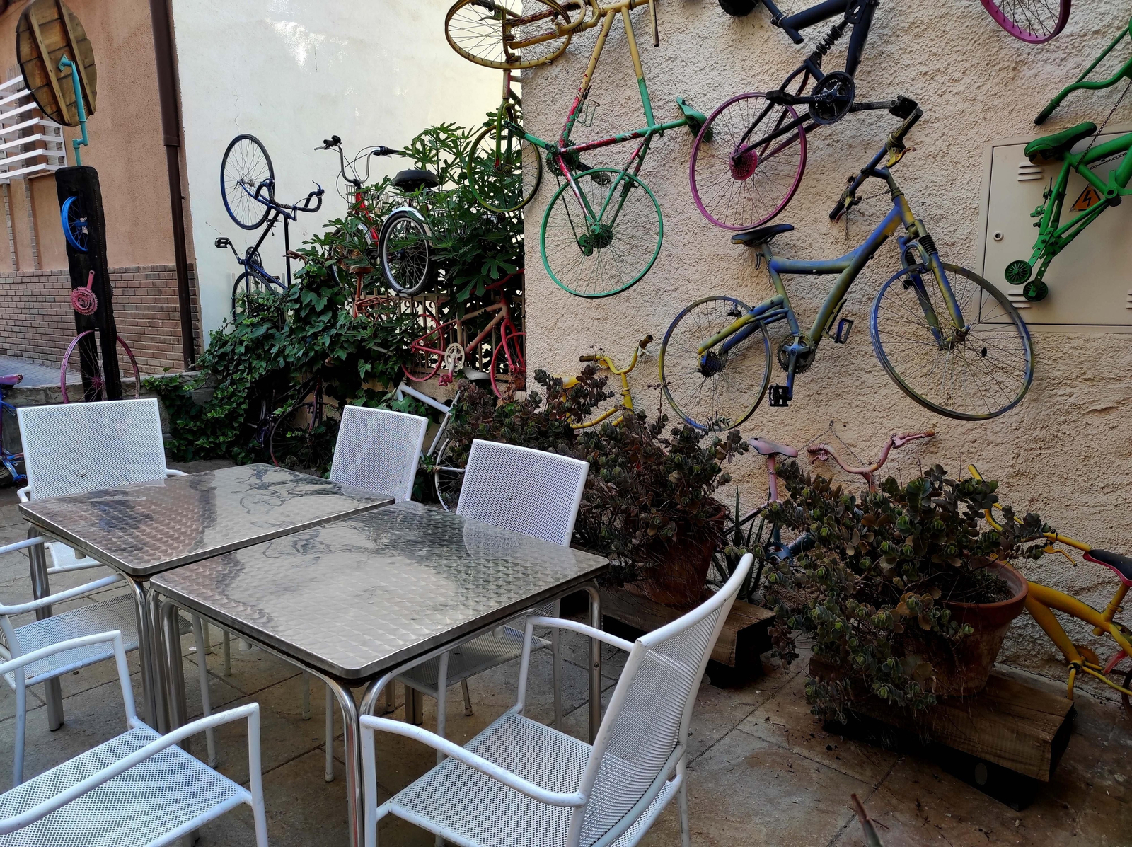 El porche exterior está decorado con más de 200 bicicletas.