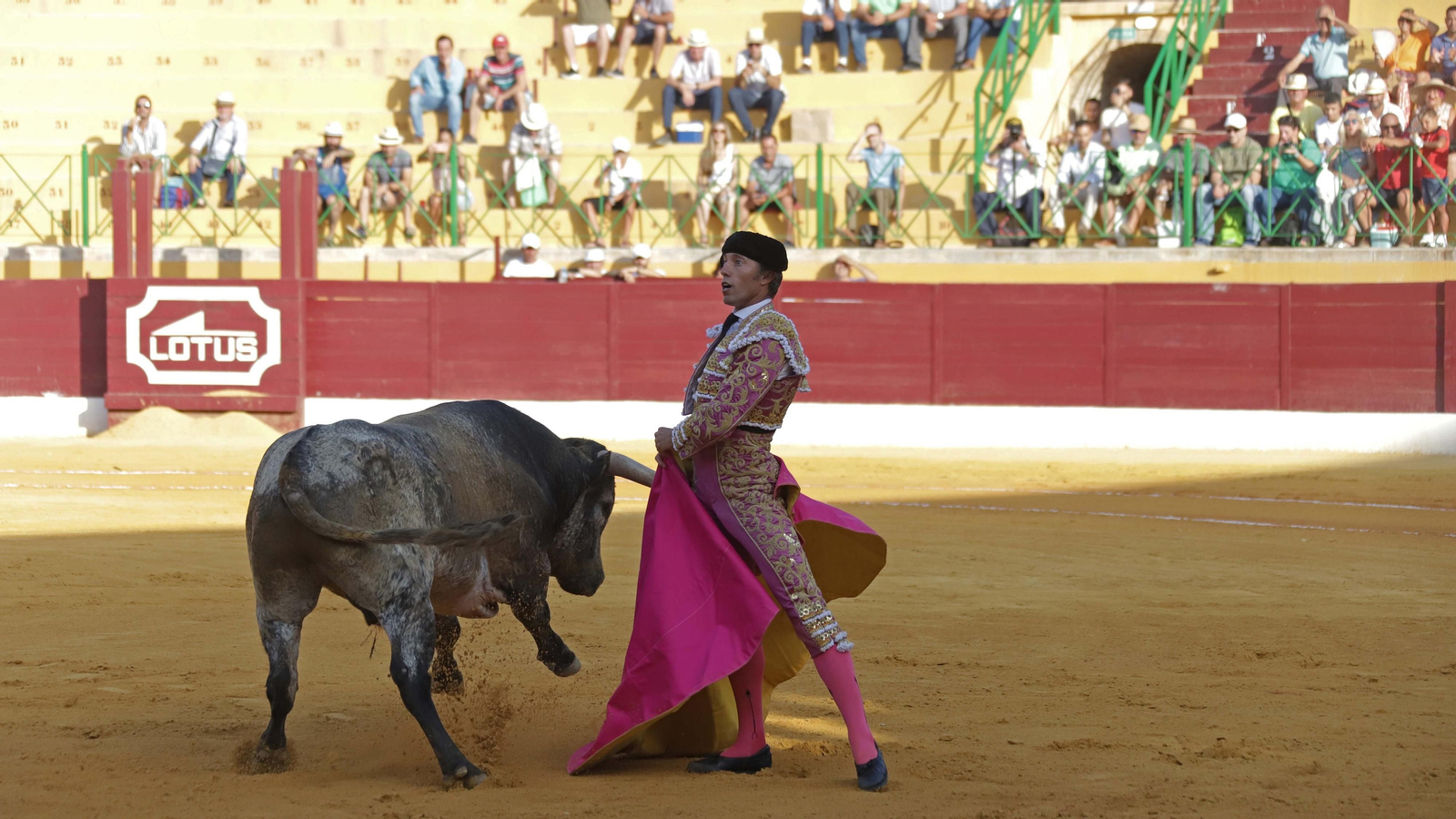 Fotos de la corrida del viernes de la Feria de La Línea: Curro Díaz, Manuel Escribano y David Galván