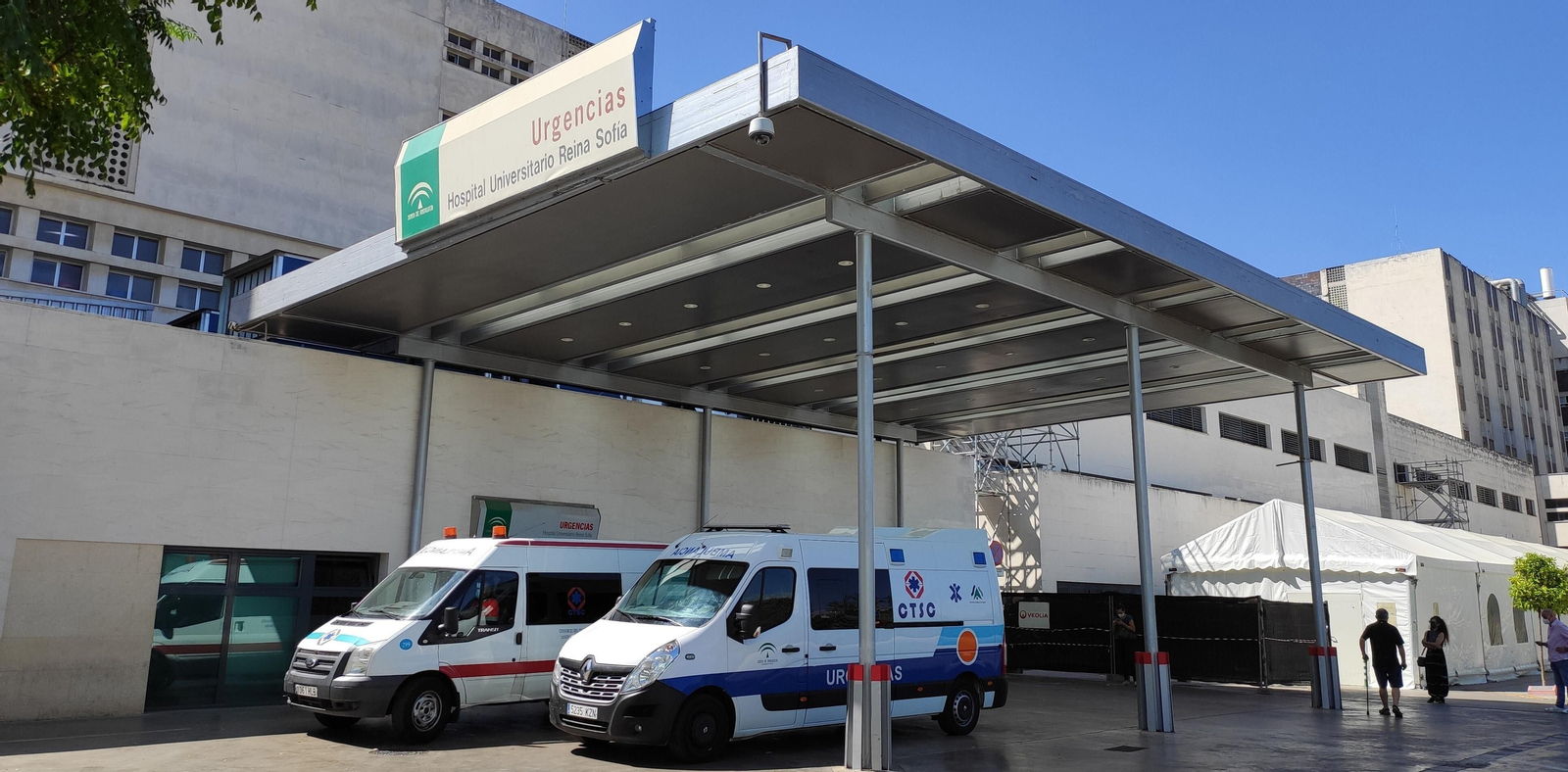 Varias ambulancias esperan en la puerta de Urgencias del Reina Sofía.