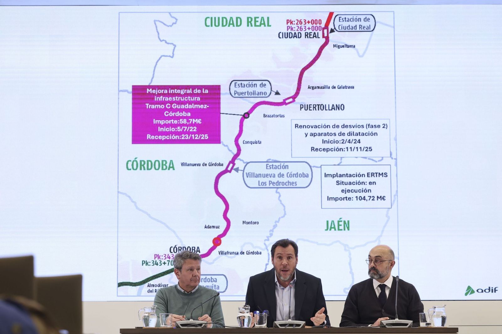 Rueda de prensa de Óscar Puente junto a presidente de Adif, Pedro Marco, y el secretario general del ministerio, José Antonio Santano.