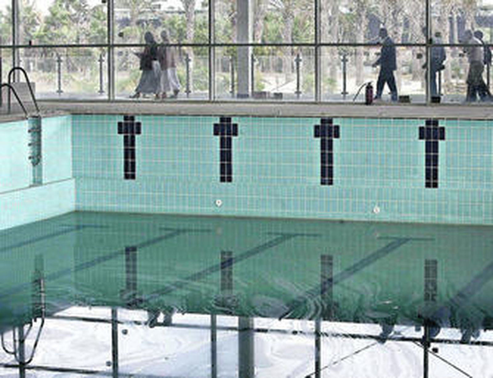 Imagen de la piscina grande de la nueva instalación, que ayer recorrieron la alcaldesa de la ciudad y técnicos municipales.