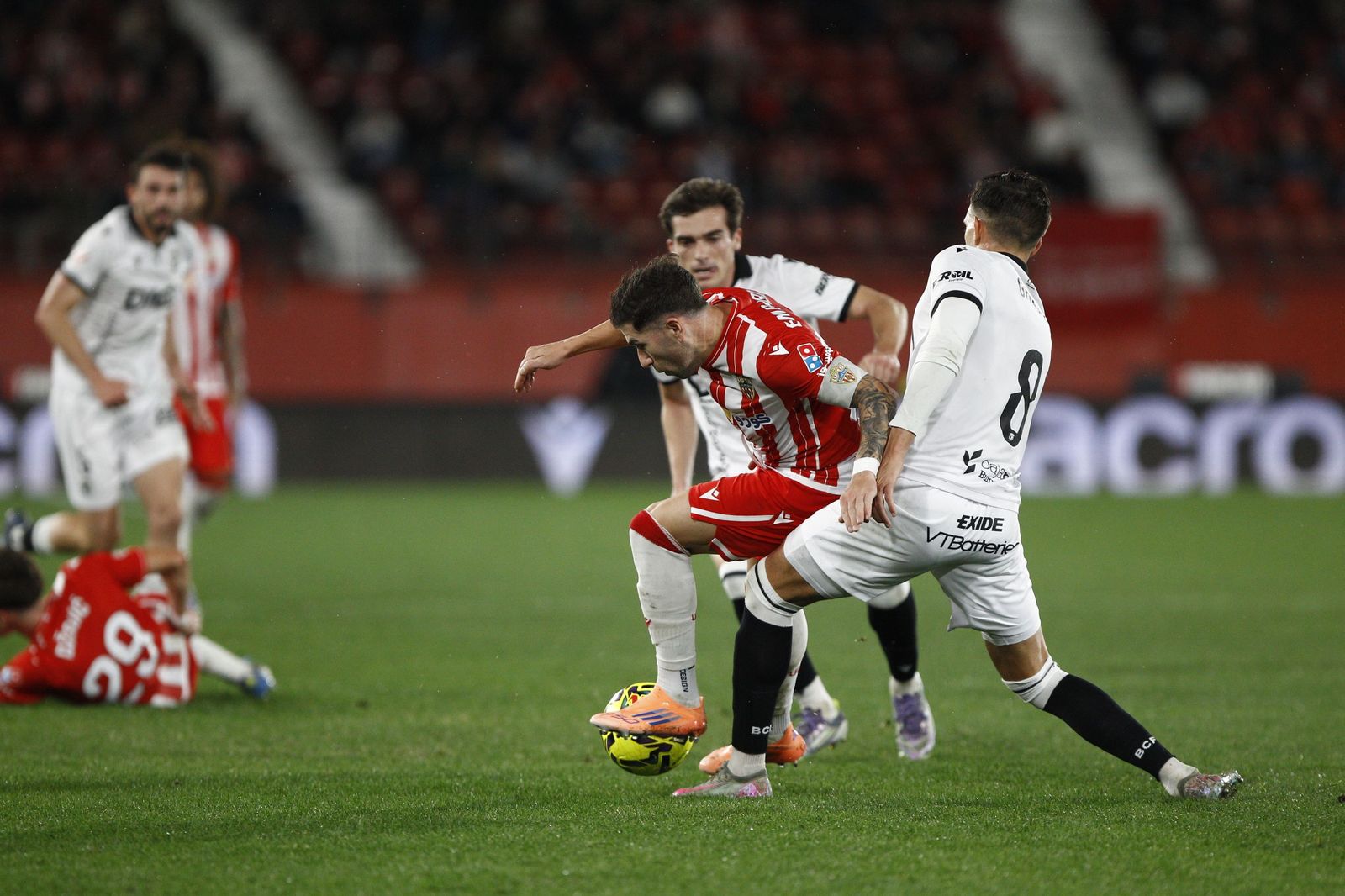 Embarba intenta irse de un rival durante el encuentro frente al Burgos disputado en el Estadio de los Juegos Mediterráneos.