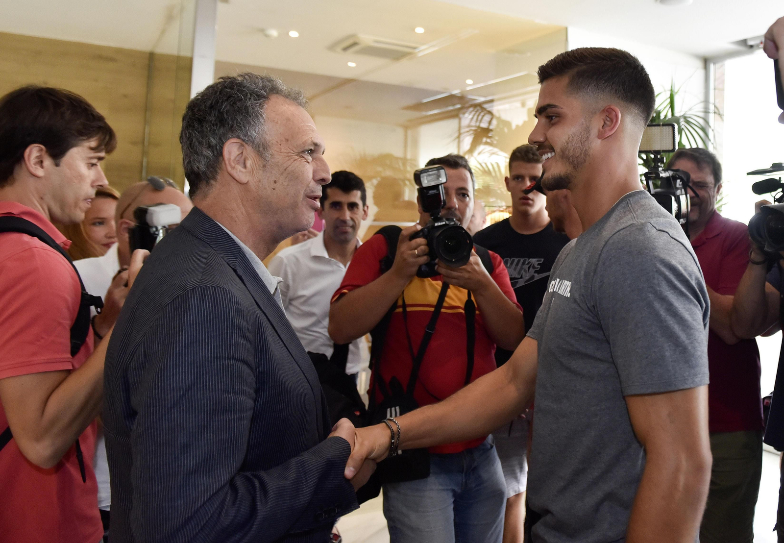 Andre Silva estrecha la mano de Joaquín Caparros