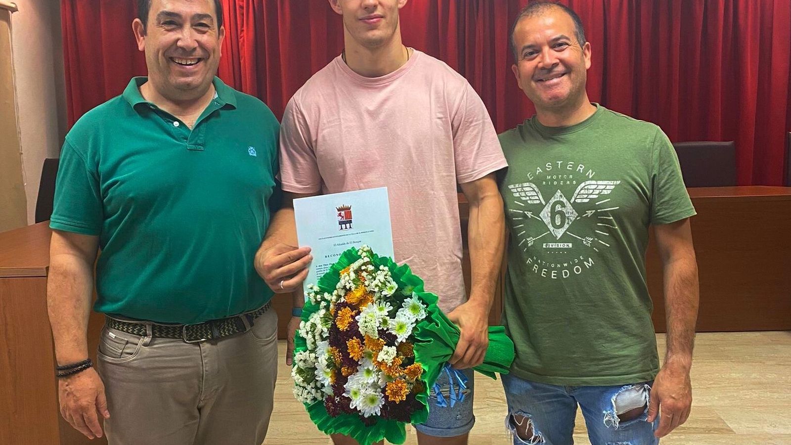Con Rubén Corrales, alcalde de El Bosque, y el concejal de Deportes, Antonio Ramírez.