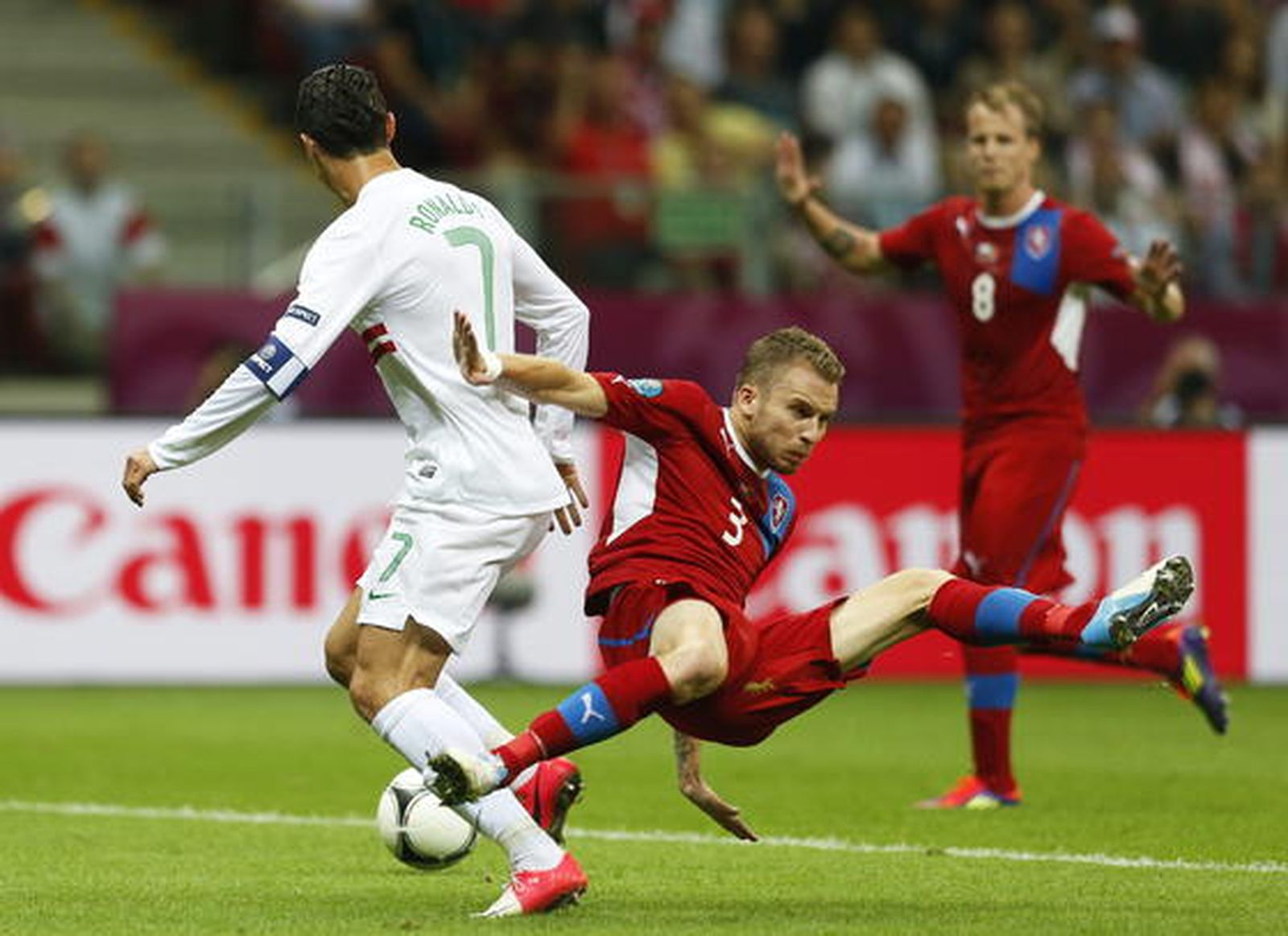 Un gol de Cristiano Ronaldo pone a Portugal en las semifinales de la Eurocopa.

Foto: EFE