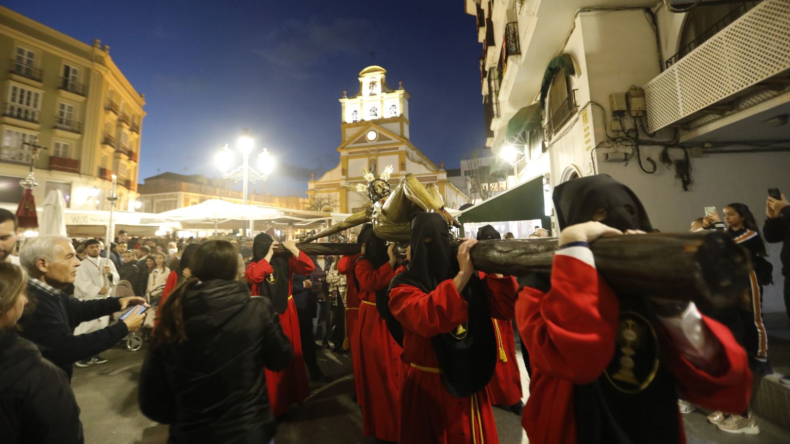 Las fotos del Viernes Santo en la Línea:  Cristo del Mar y Luz y Esperanza Nuestra, Soledad y Santo Entierro, Cristo del Amor y Misericordia y Amargura