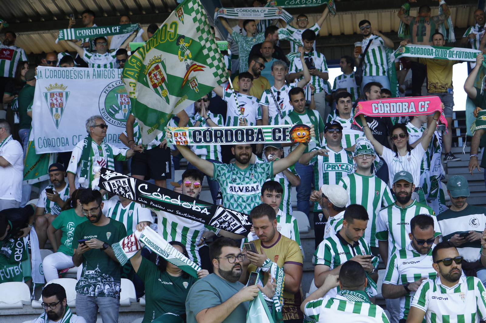 Las mejores fotos de la afición del Córdoba CF en el partido ante la Ponferradina en El Toralín Las mejores fotos de la afición del Córdoba CF en el partido ante la Ponferradina en El Toralín
