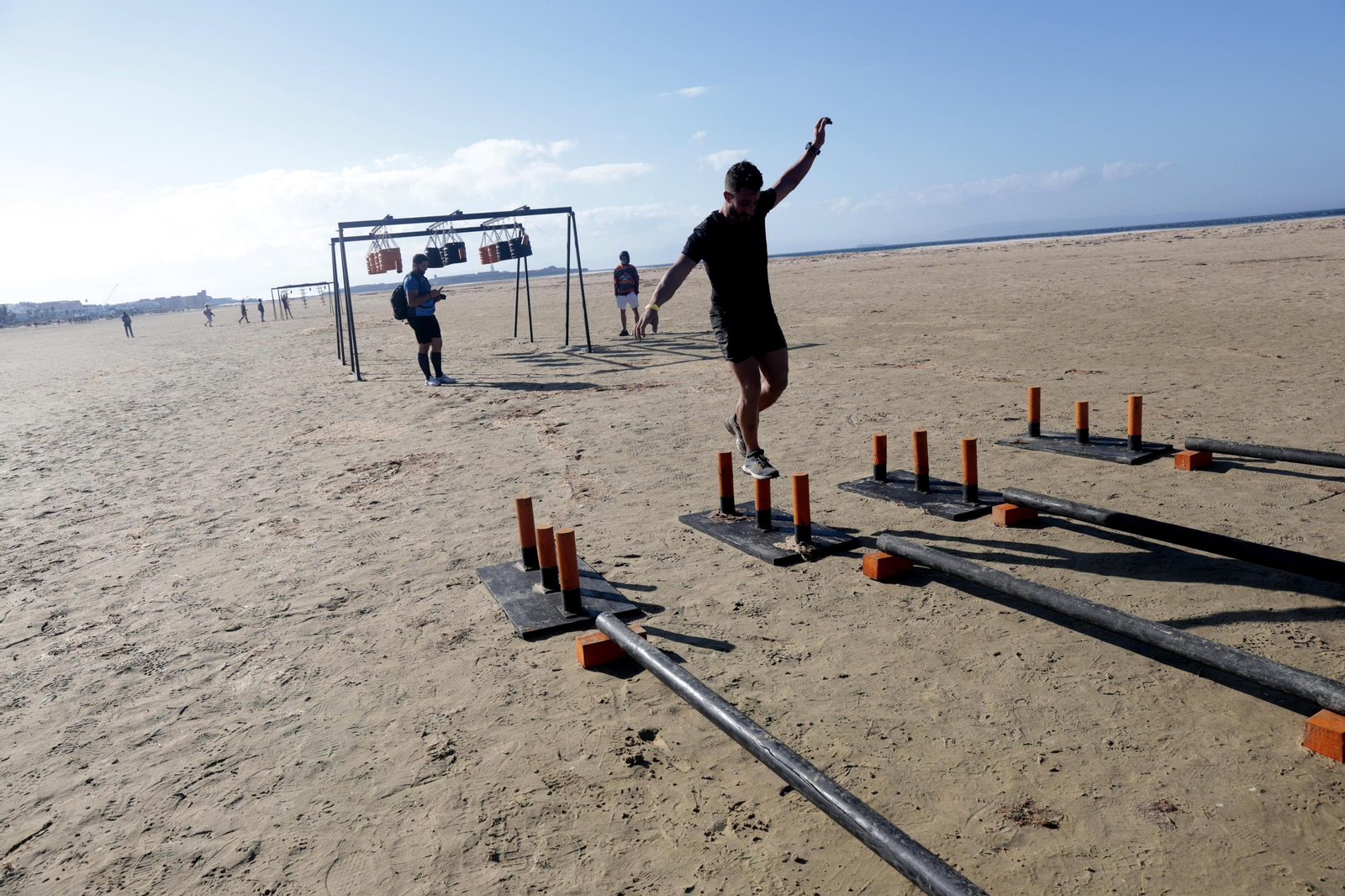 Carrera de obstáculos Adrenaline Race, en la playa de los Lances, en imágenes
