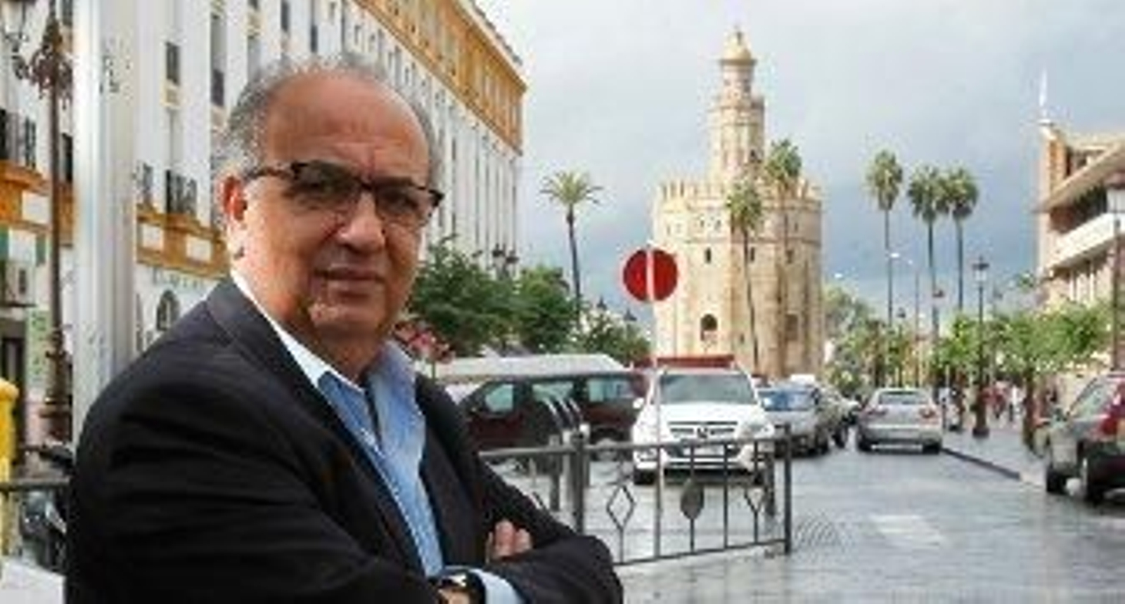 Juan Manuel Suárez Japón, en la cafetería Coliseo de Sevilla, durante un momento de la entrevista. / J.A García